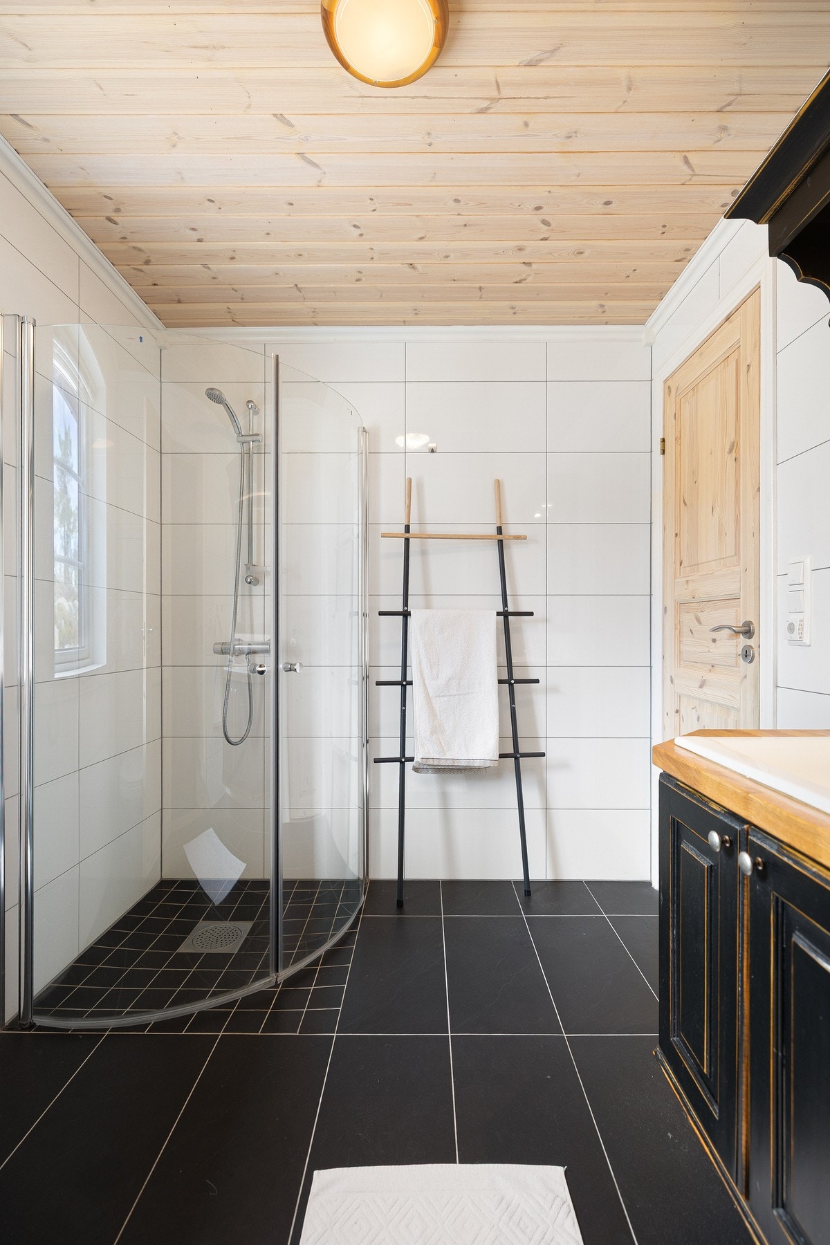 Badet er innredet med vegghengt toalett, servant og dusjnisje. Galleribilde