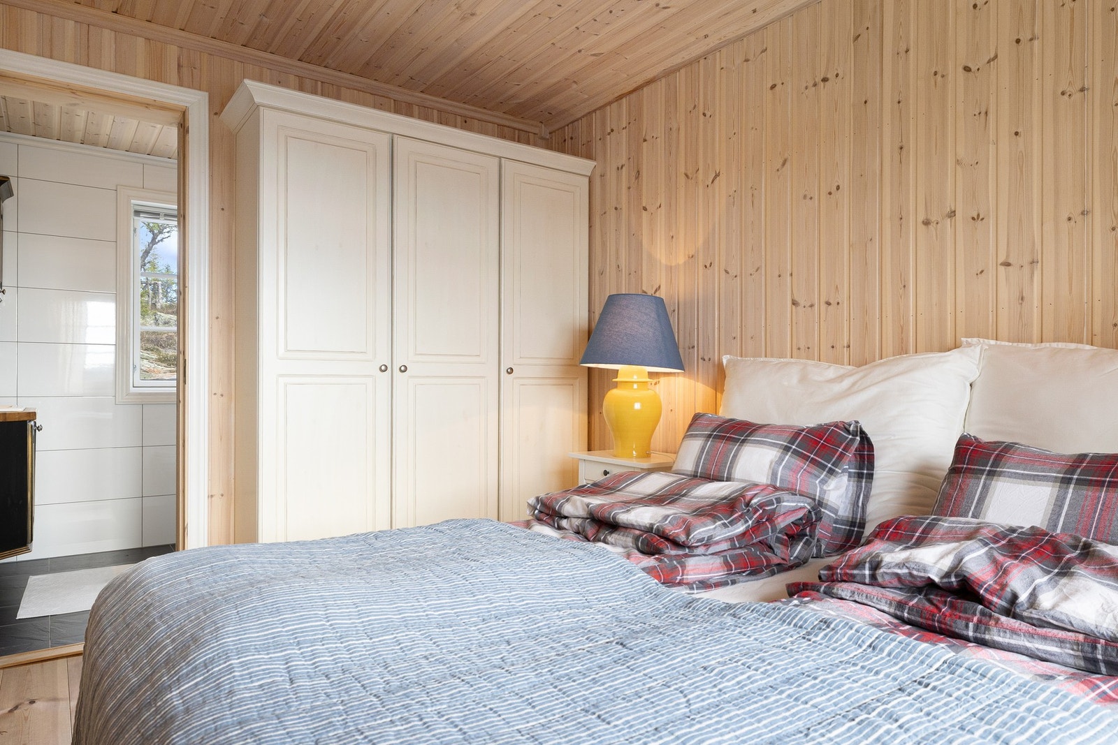Hovedsoverommet har plass til dobbeltseng, garderobeløsning og eget en-suite bad. Galleribilde