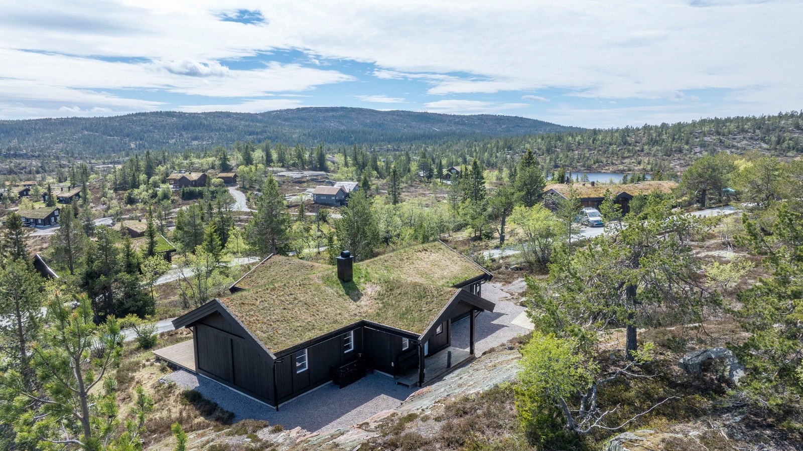 Rett utenfor hytteveggen ligger alt til rette for at både barn og voksne skal kunne trives når de er på ferie på hytta. Galleribilde