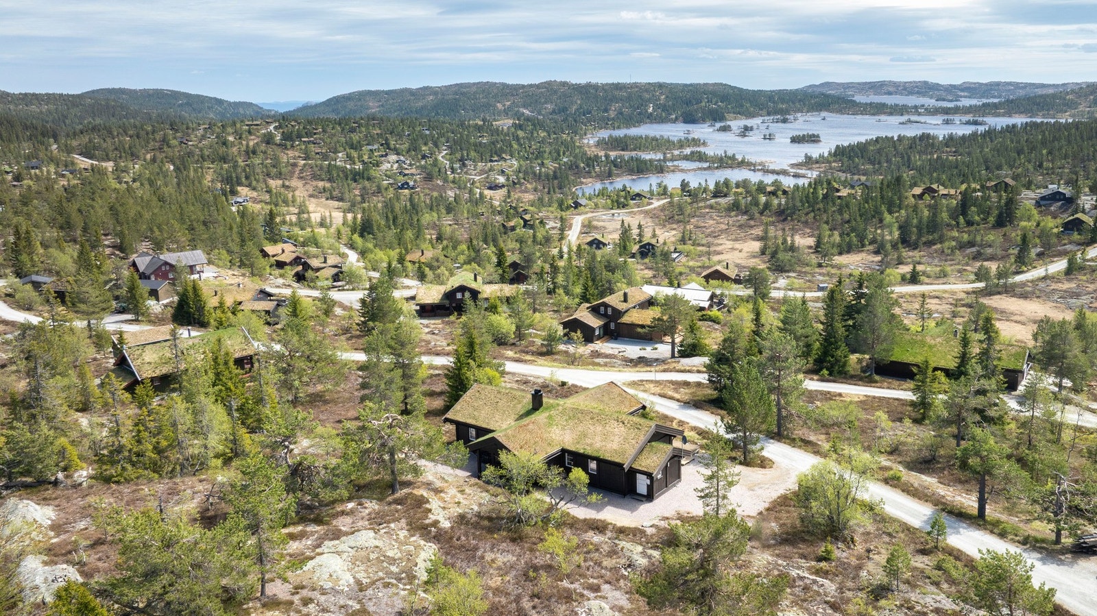 Eiendommen ligger usjenert og naturskjønt til på populære Kyrkjebygdheia i Nissedal kommune, i et område med spredt hyttebebyggelse og flott utsikt over vakre fjell- og naturomgivelser. Galleribilde