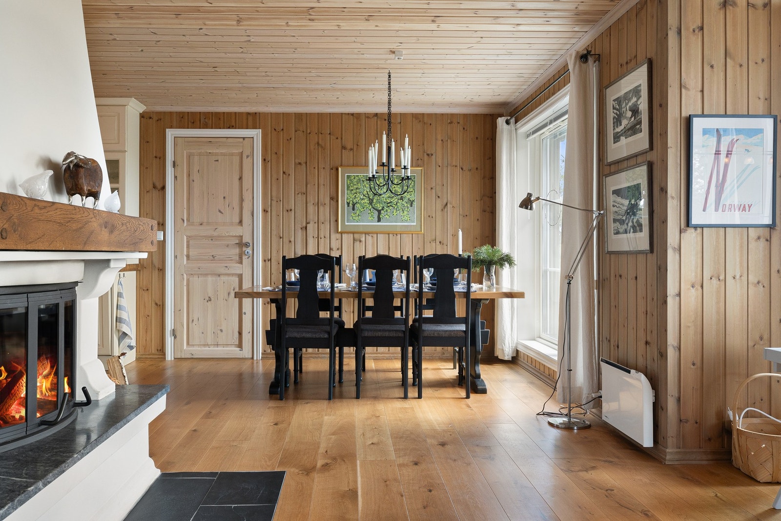 Det er god plass til flere sittegrupper og spisebord, samt utgang til terrasse med utsyn mot naturskjønne omgivelser. Galleribilde