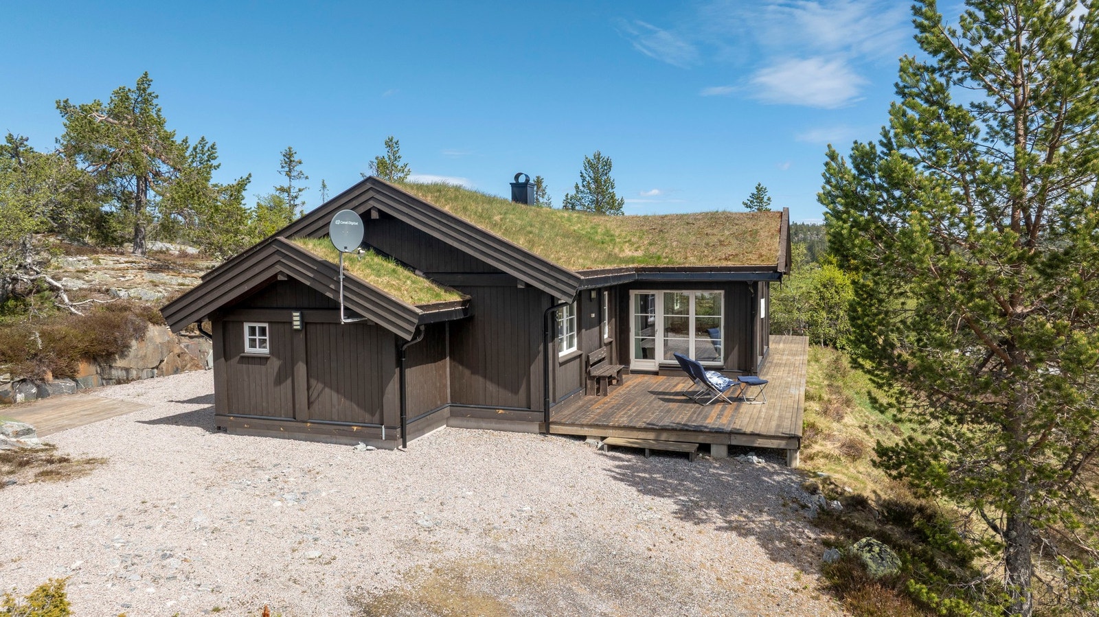 Flott familiehytte med tradisjonell hyttestil, torvtak og gode uteområder. Galleribilde