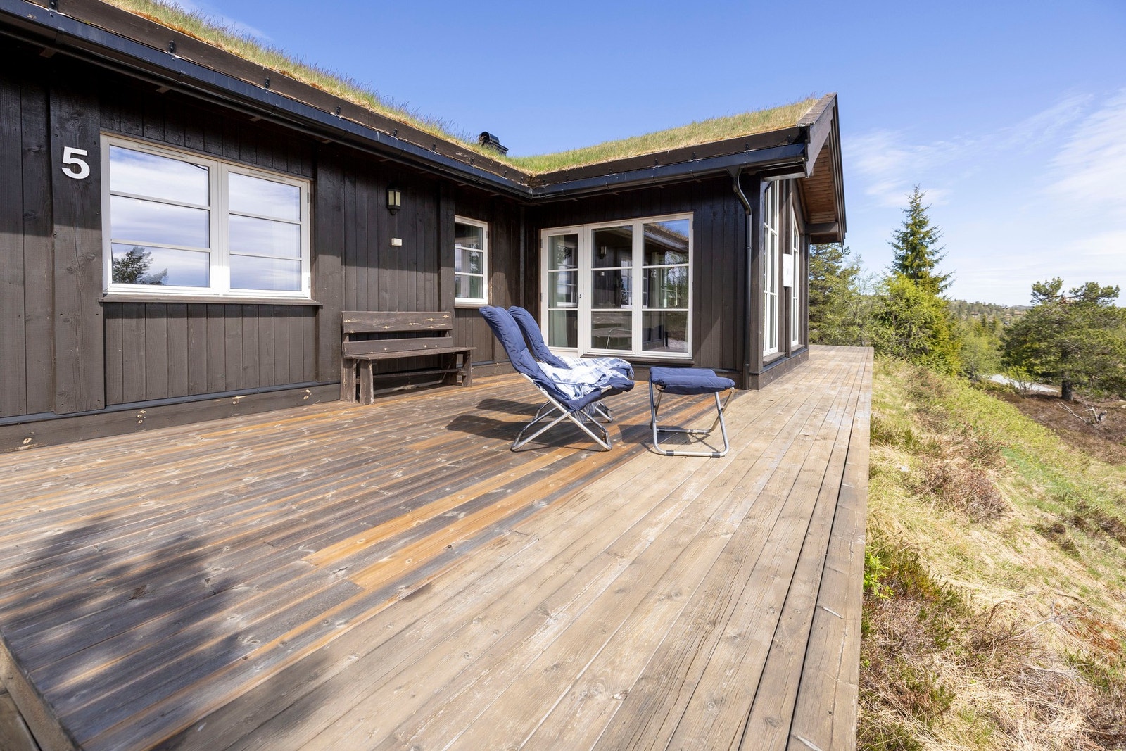 Stor, solrik terrasse med god plass til flere sittegrupper og hyggelige sommerdager. Galleribilde