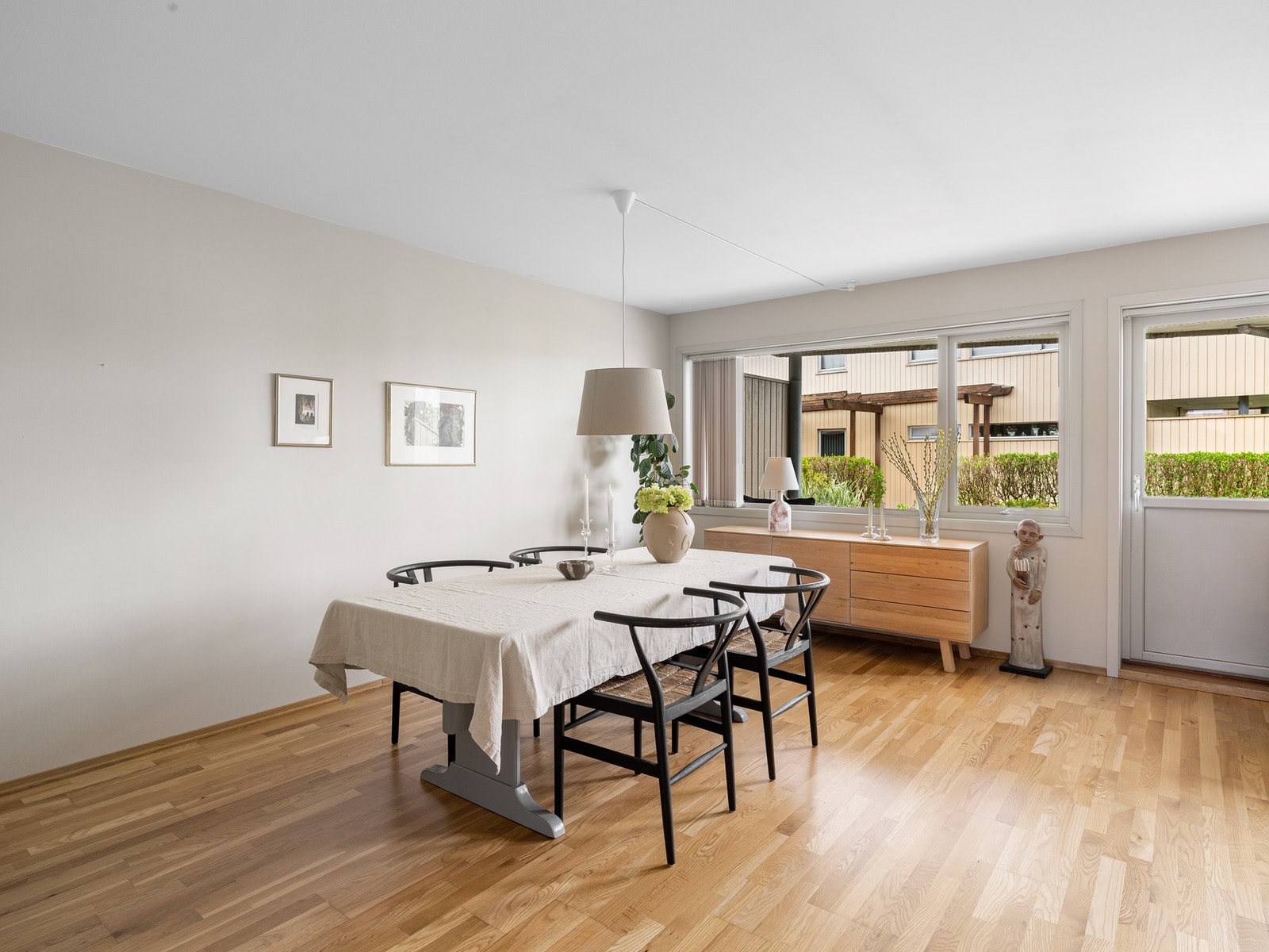 Stuen er i dag innredet med en komfortabel sittegruppe, samt spisebord. Galleribilde