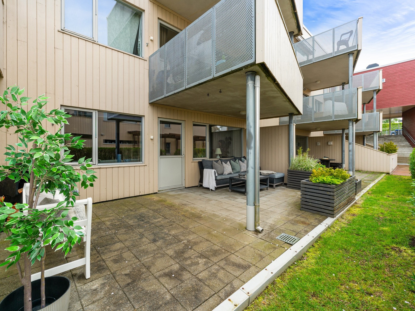 Leiligheten er lys og innbydende og ligger på bakkeplan. Galleribilde