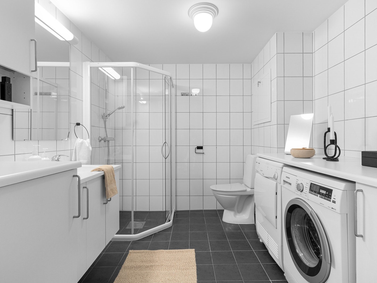 Badet har flislagte gulv og vegger som gir et tidløst og moderne uttrykk. Galleribilde