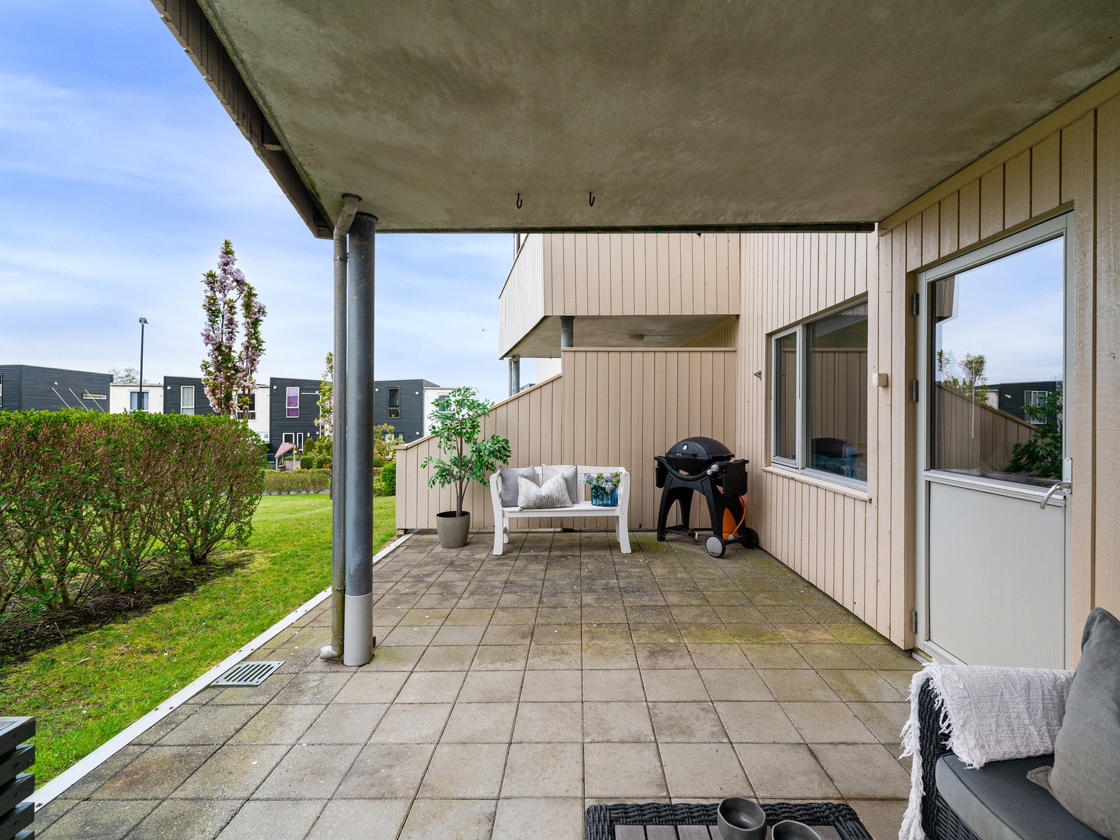 Fra stuen har man utgang til leilighetens trivelige uteplass. Galleribilde