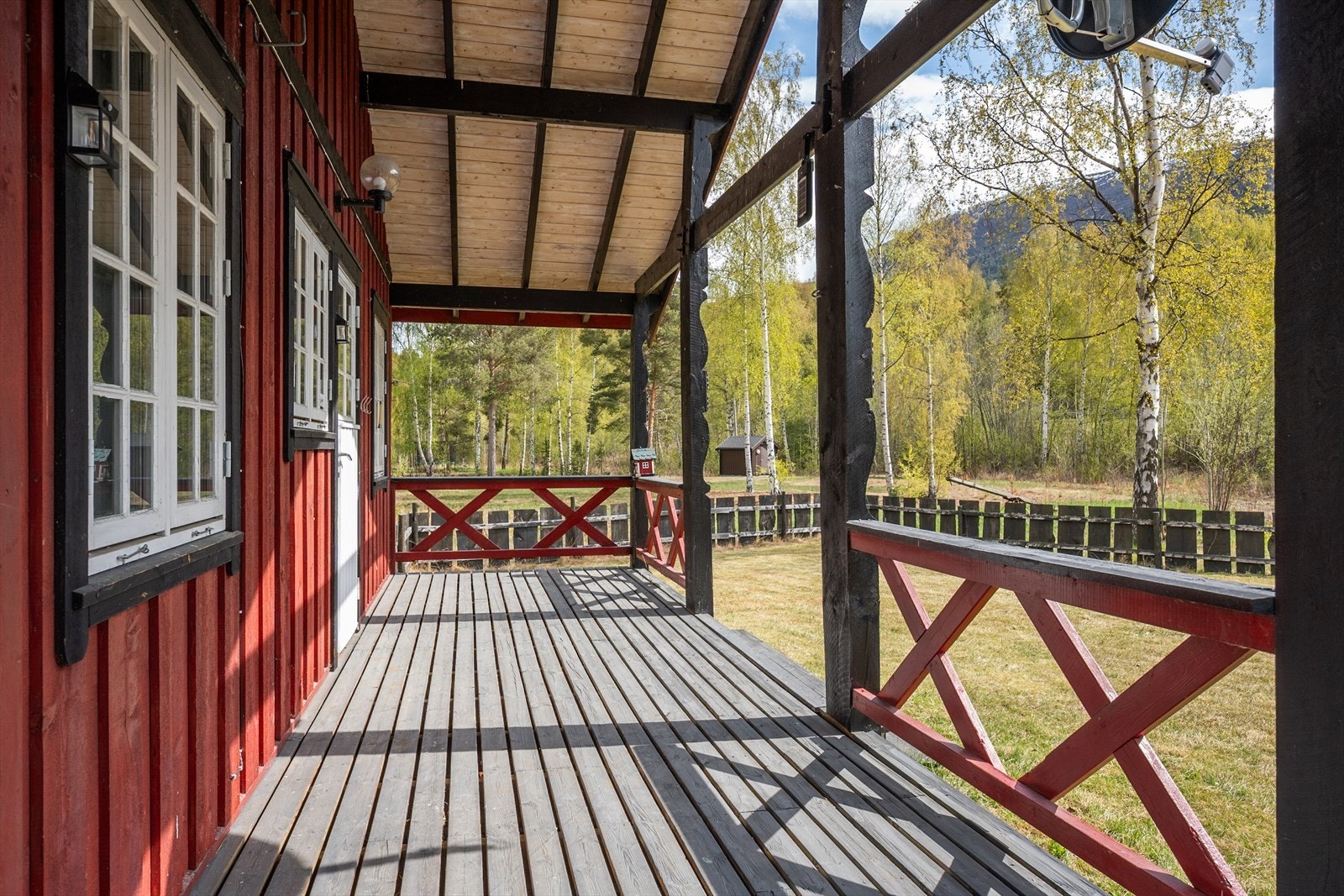 Den overbygde verandaen gir en lun og trivelig uteplass. Galleribilde