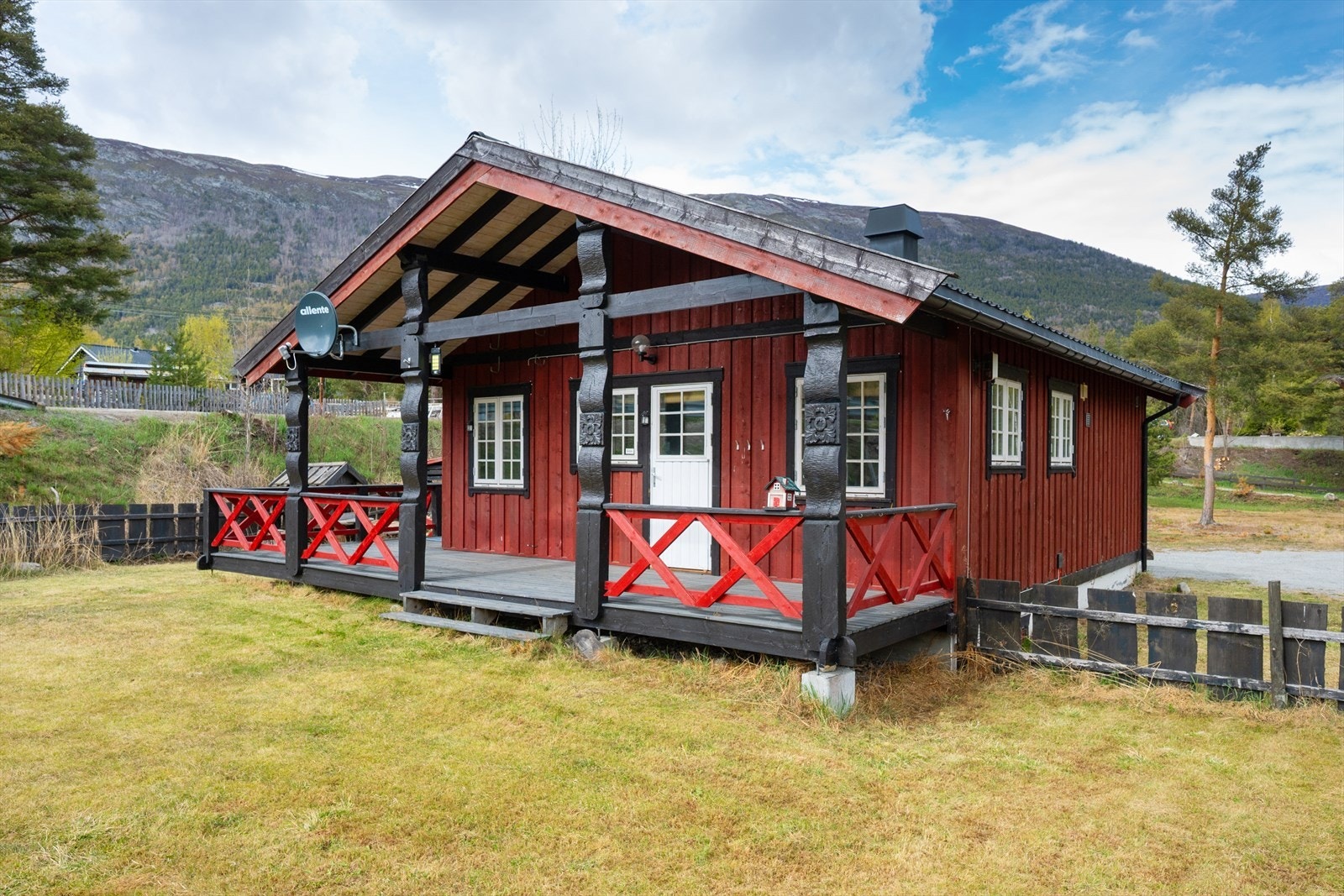 Boligen er fra 1991 med alle rom på ett plan og en romslig, overbygd veranda. Galleribilde