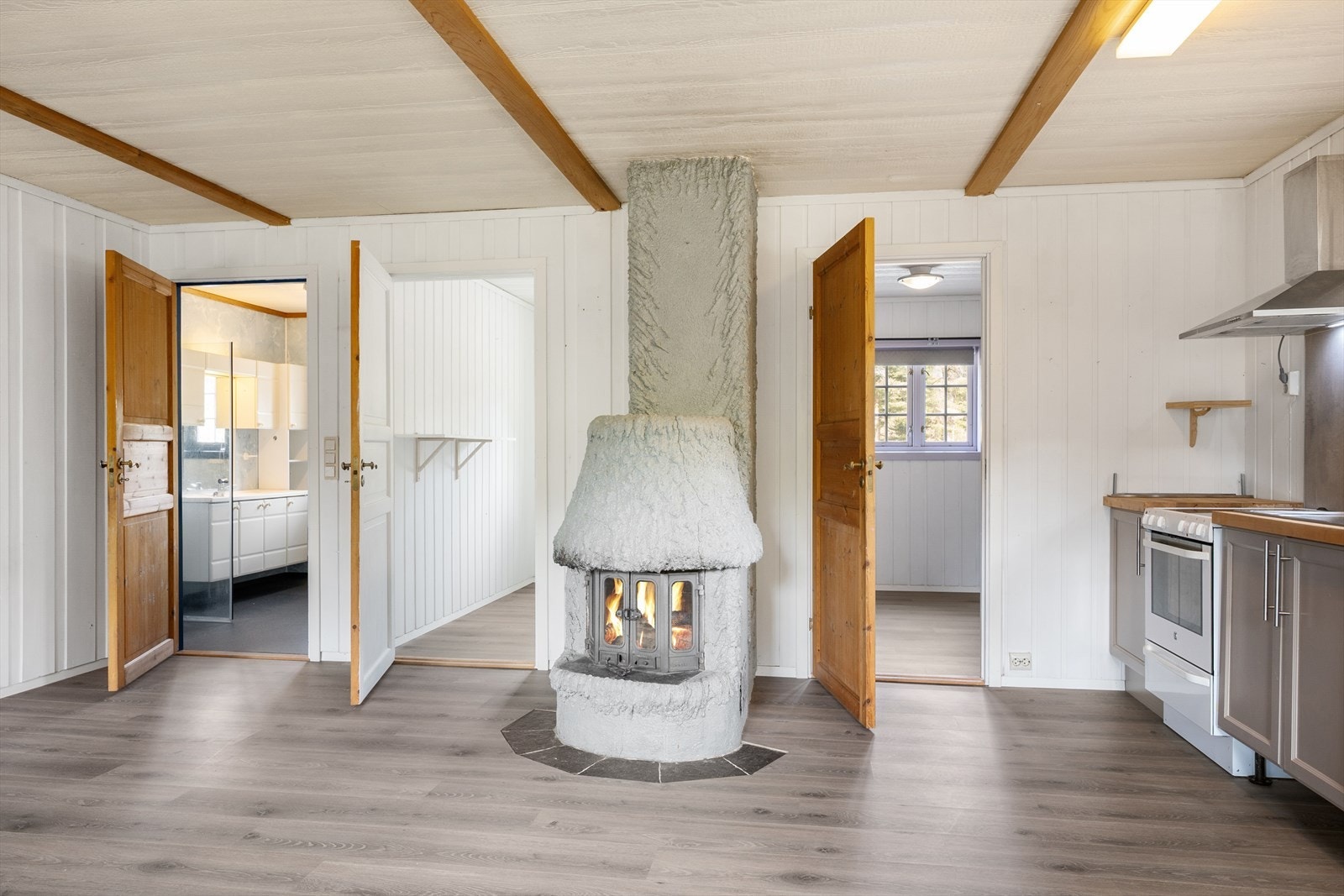 Fra stuen har man tilgang til boligens bad og to soverom. Galleribilde