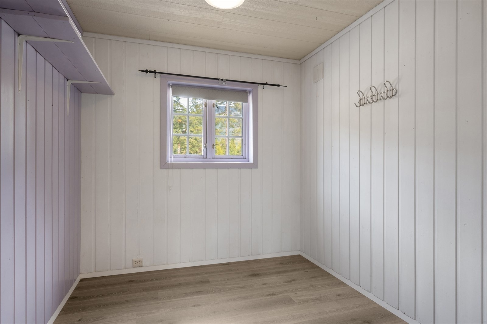 Det ene av boligens to soverom, med plass til seng og oppbevaring. Galleribilde