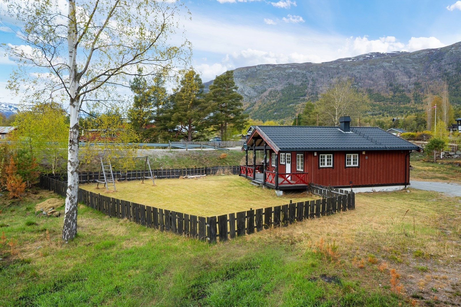 Eiendommen ligger på en stor, flat tomt med delvis inngjerdet hage, omkranset av natur. Galleribilde