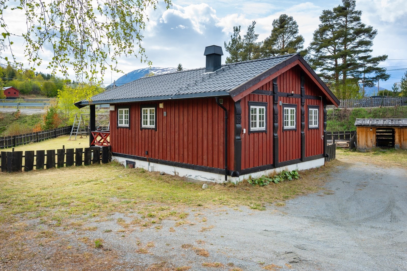 Fasaden har ytterkledning av trepanel og taket er tekket med stålplater. Galleribilde