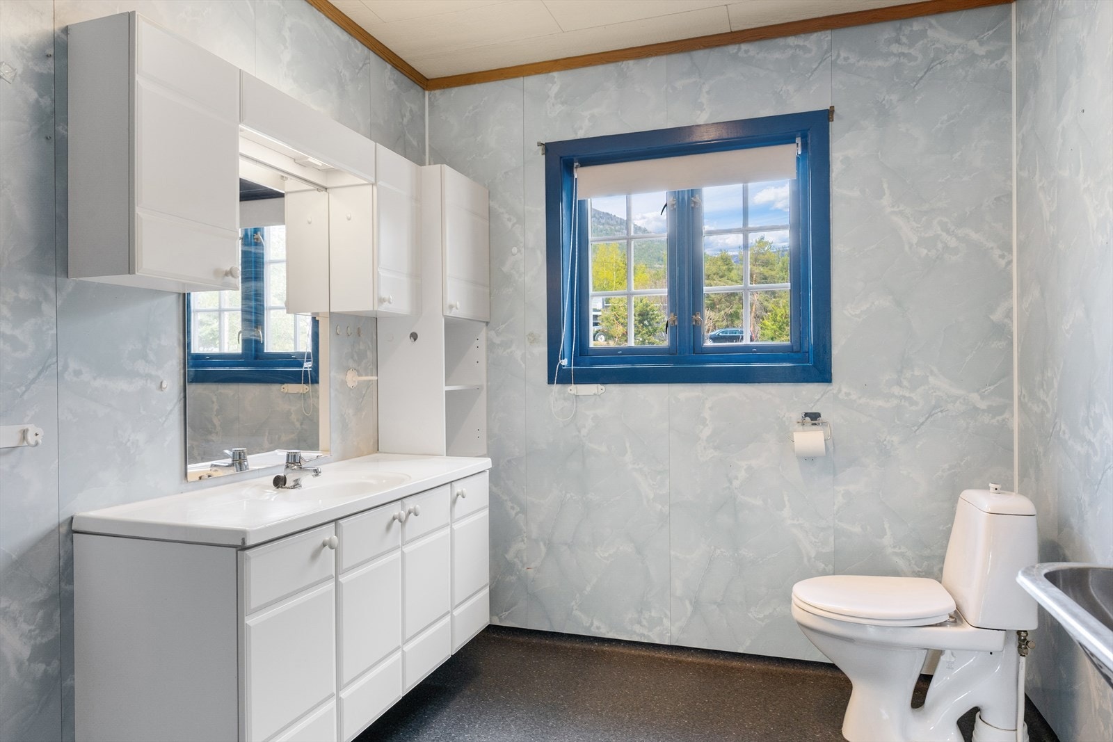 Badet har servantinnredning med speil og belysning, samt toalett. Galleribilde