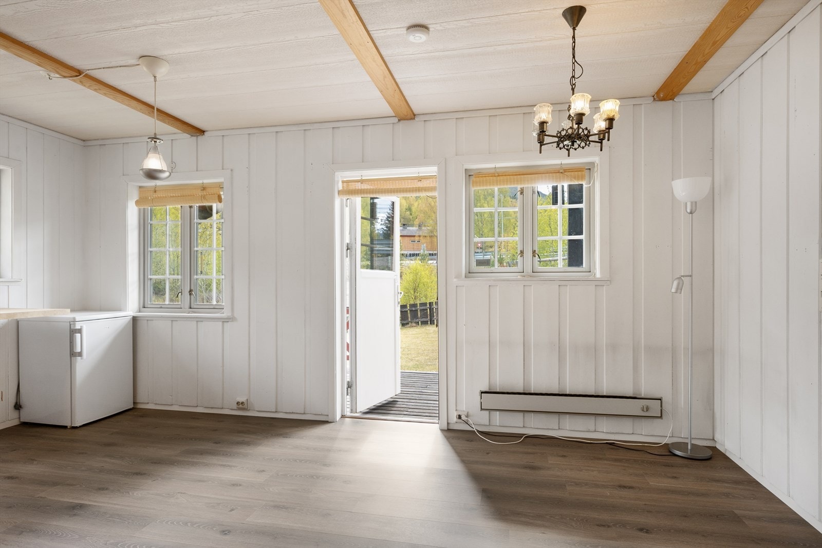 Fra stuen er det direkte utgang til den romslige og overbygde verandaen. Galleribilde