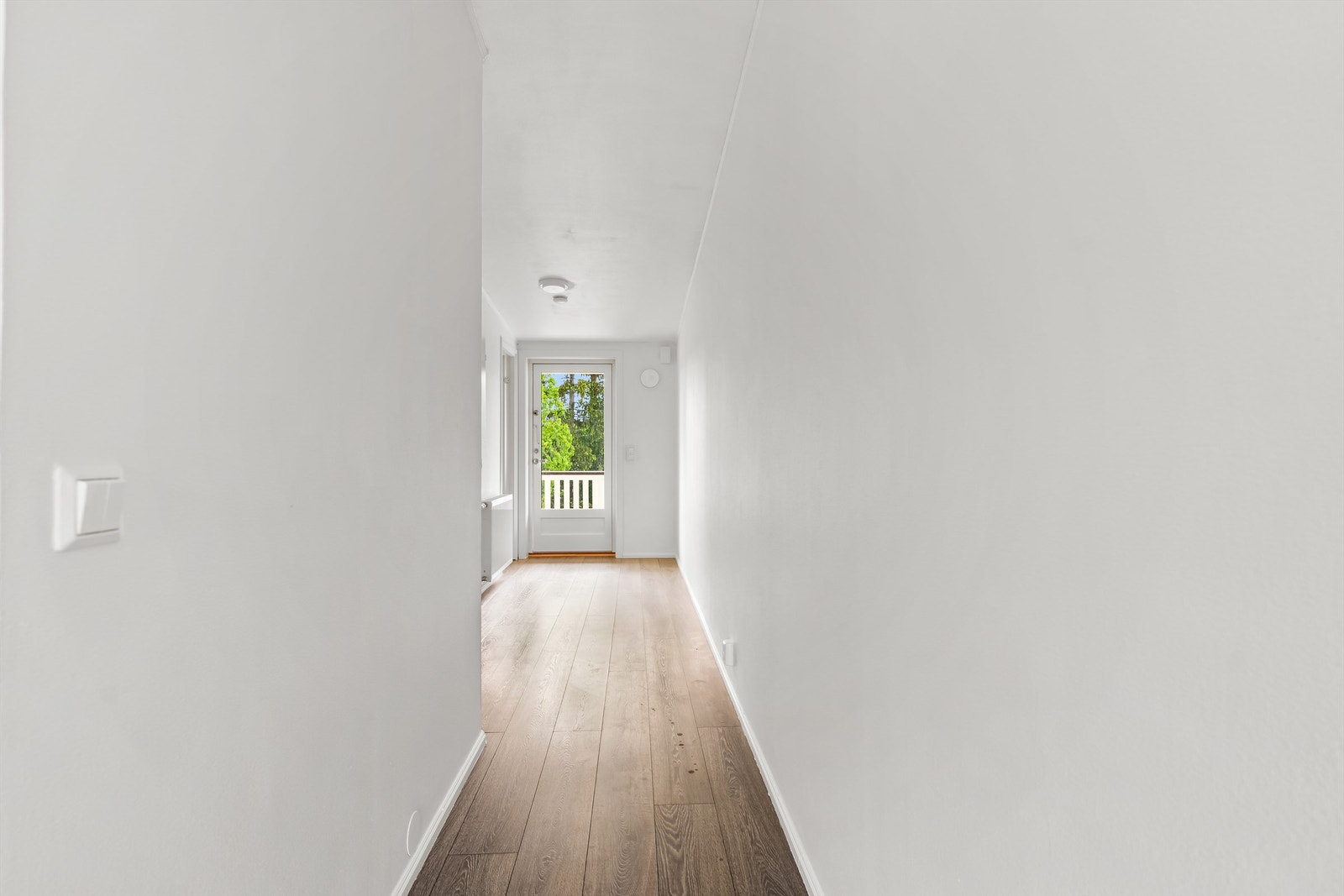 Lys entré ønsker velkommen inn. Alle overflater er nylig malt, og stikkontaktdeksler er skiftet. Galleribilde