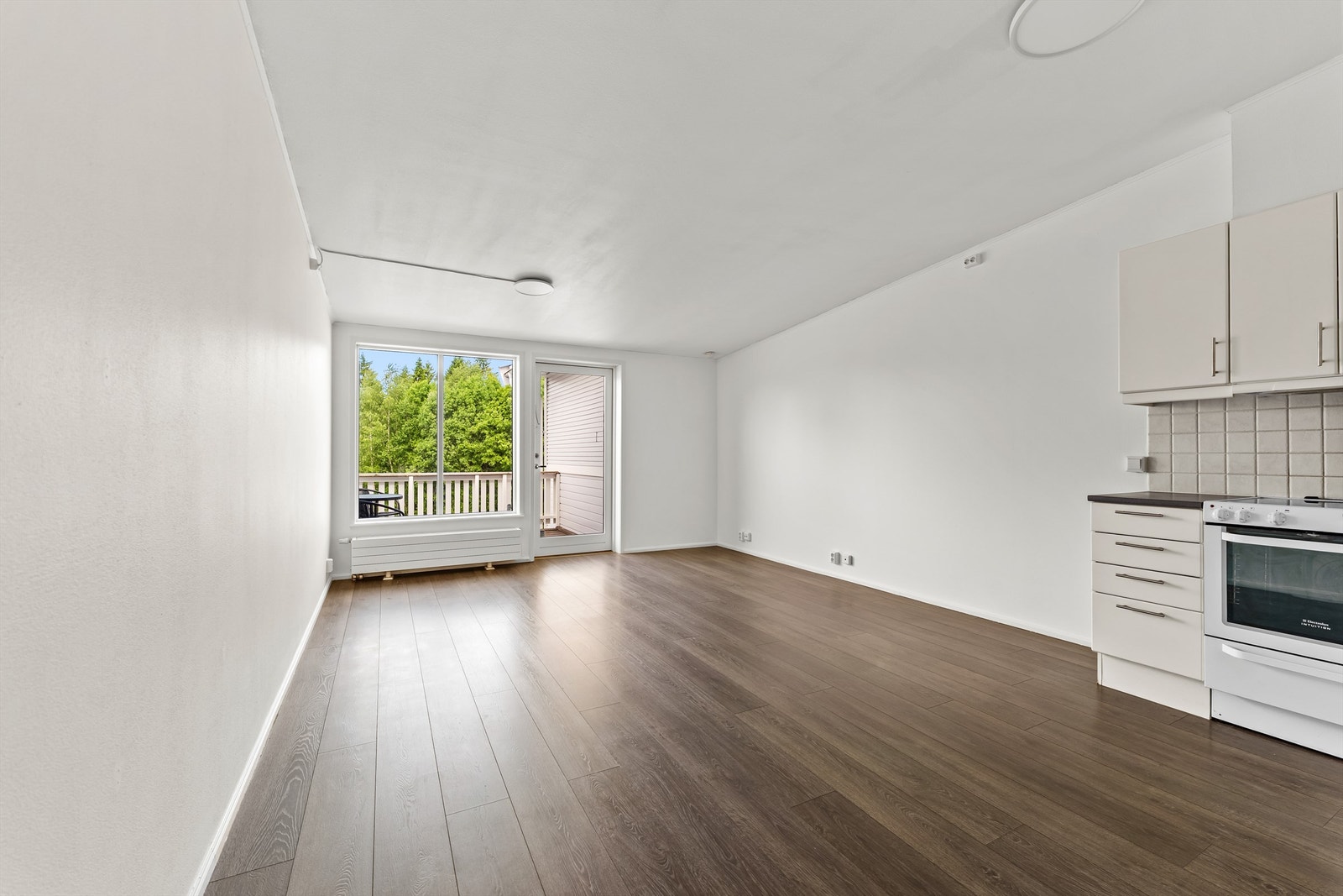 Stuen er romslig og lett å møblere, med plass til både sofagruppe og spisebord. Galleribilde
