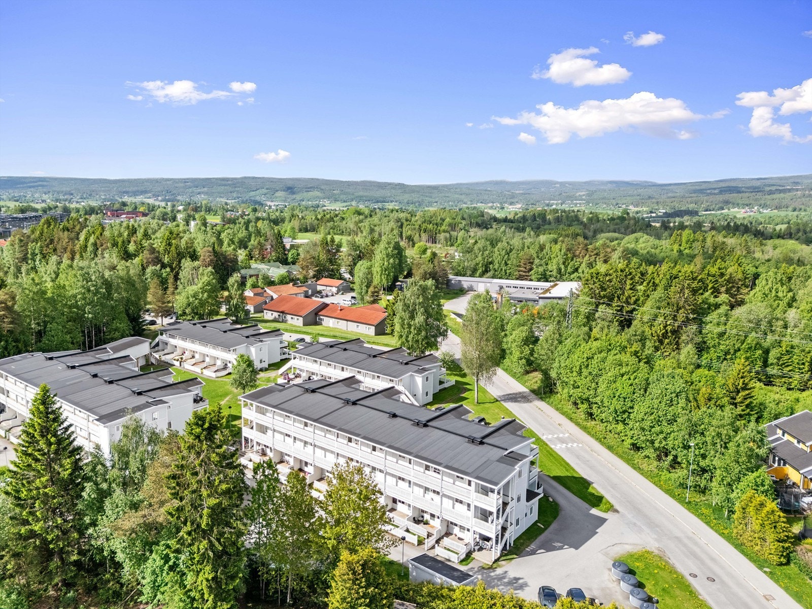 Området har god offentlig kommunikasjon, med busstasjon i gangavstand og kort vei til Oslo Lufthavn. Galleribilde
