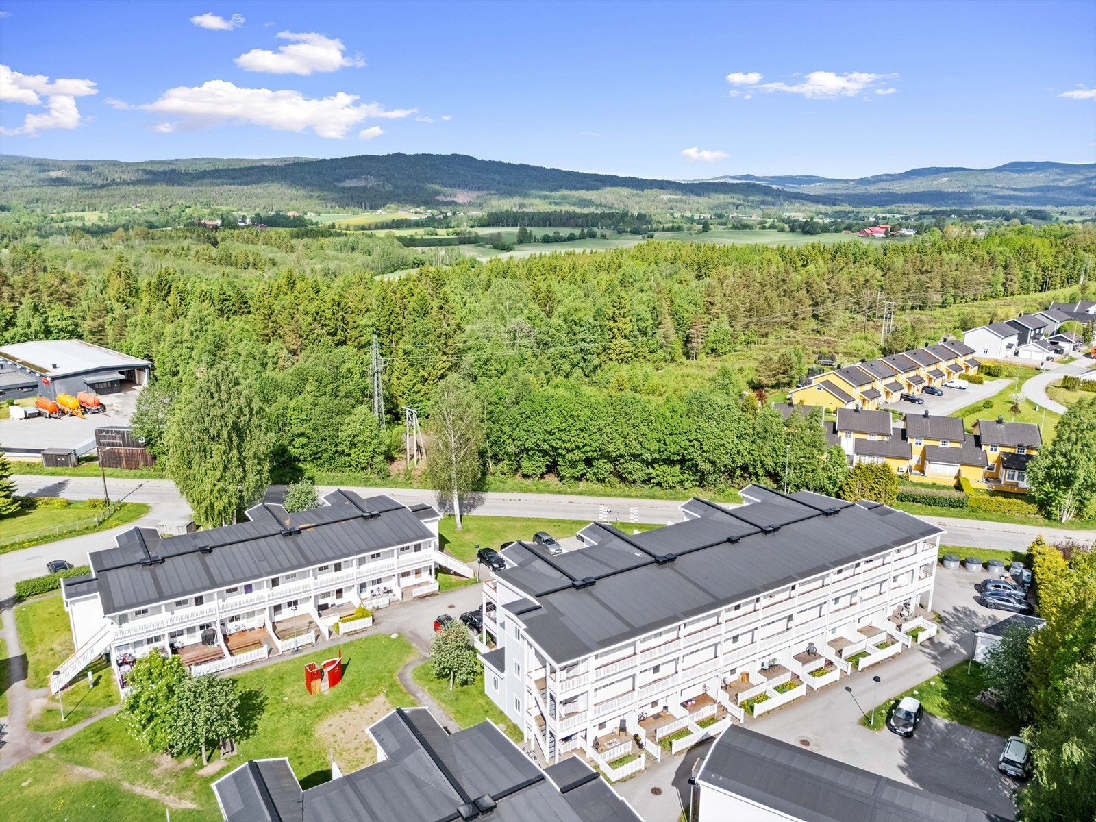 Fra boligen er det kort vei til Romeriksåsen, som byr på flotte tur- og friluftsmuligheter. Galleribilde