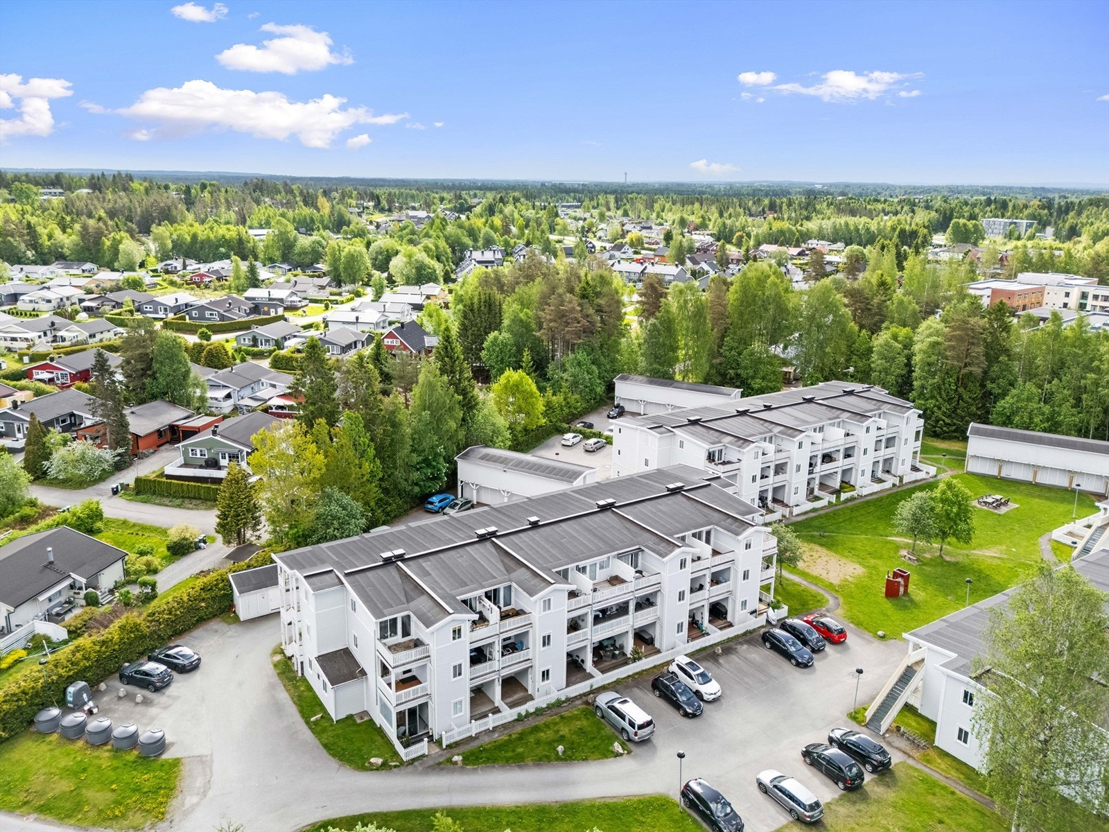 I gangavstand finner du blant annet dagligvare, apotek, vinmonopol og treningssenter på Nannestad Torg. Galleribilde