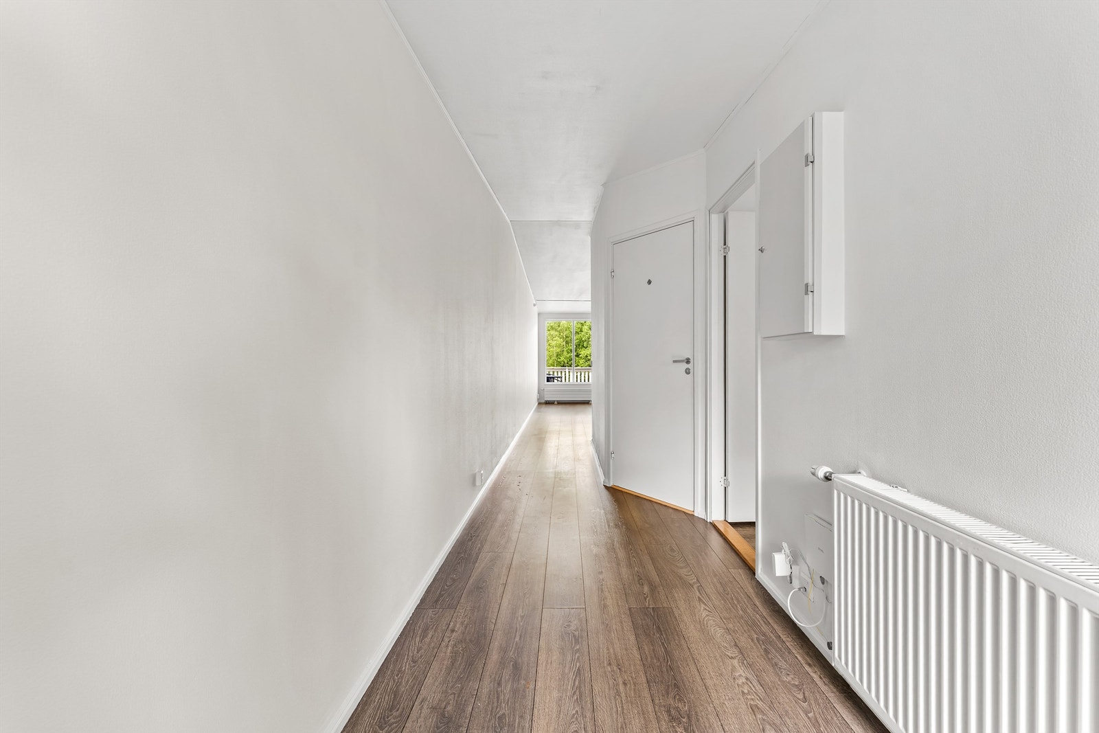 Gangen binder sammen rommene i leiligheten og leder videre inn til stuen. Galleribilde