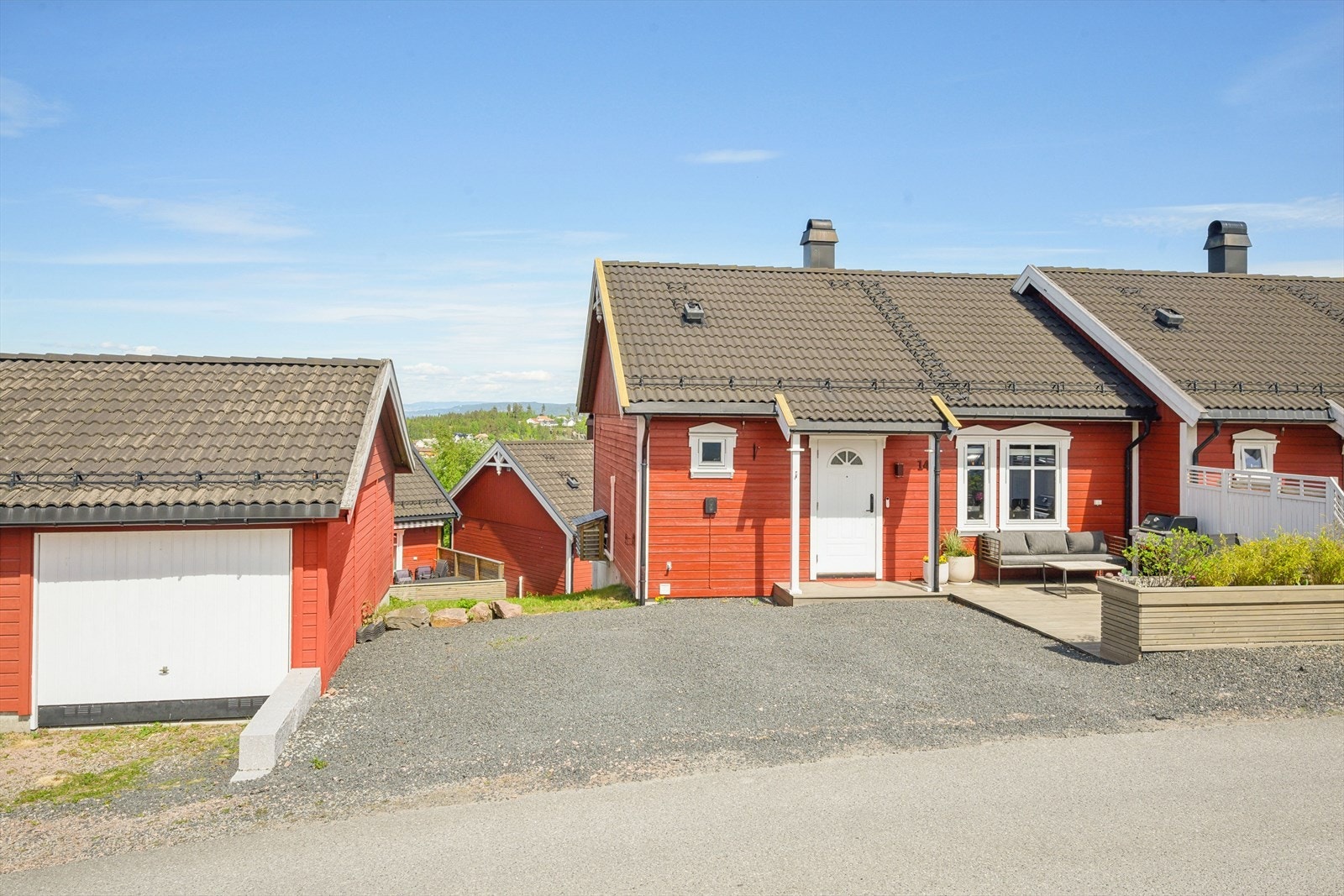 Parkering for en bil i garasjerekke, det er også en p-plass ved inngangspartiet til boligen. Galleribilde