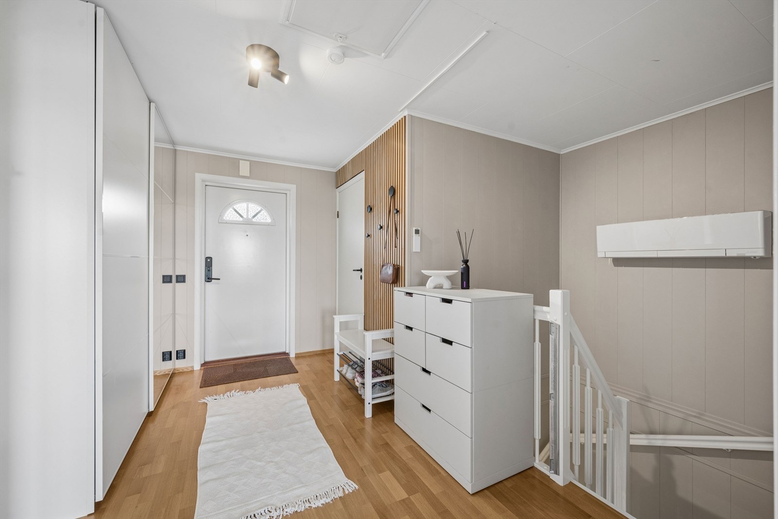 Innbydende entré med garderobeskap. Galleribilde