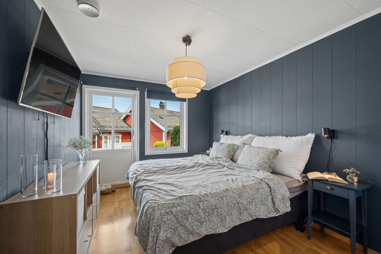 Hovedsoverom med utgang til hage. Galleribilde