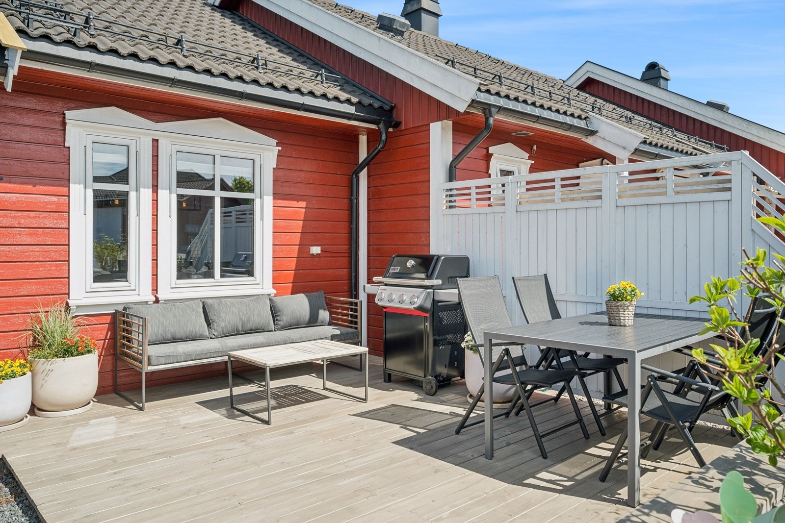 Solrik terrasse ifm. inngangspartiet. Galleribilde