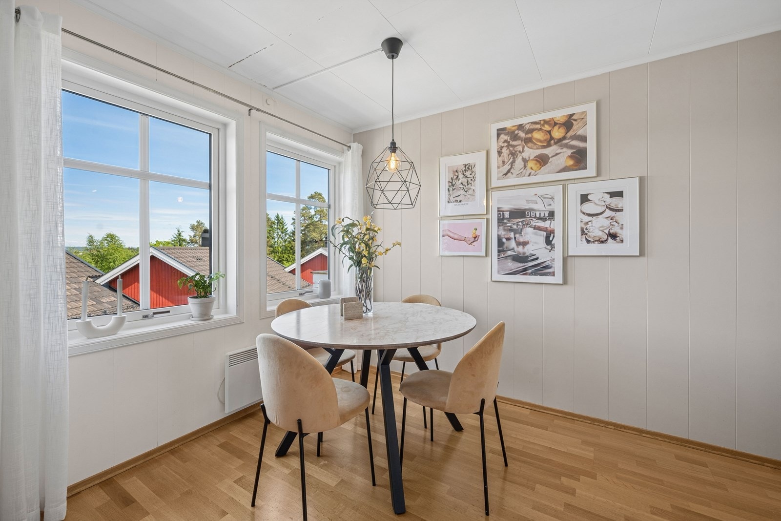 På kjøkkenet er det også god plass til et spisebord. Galleribilde