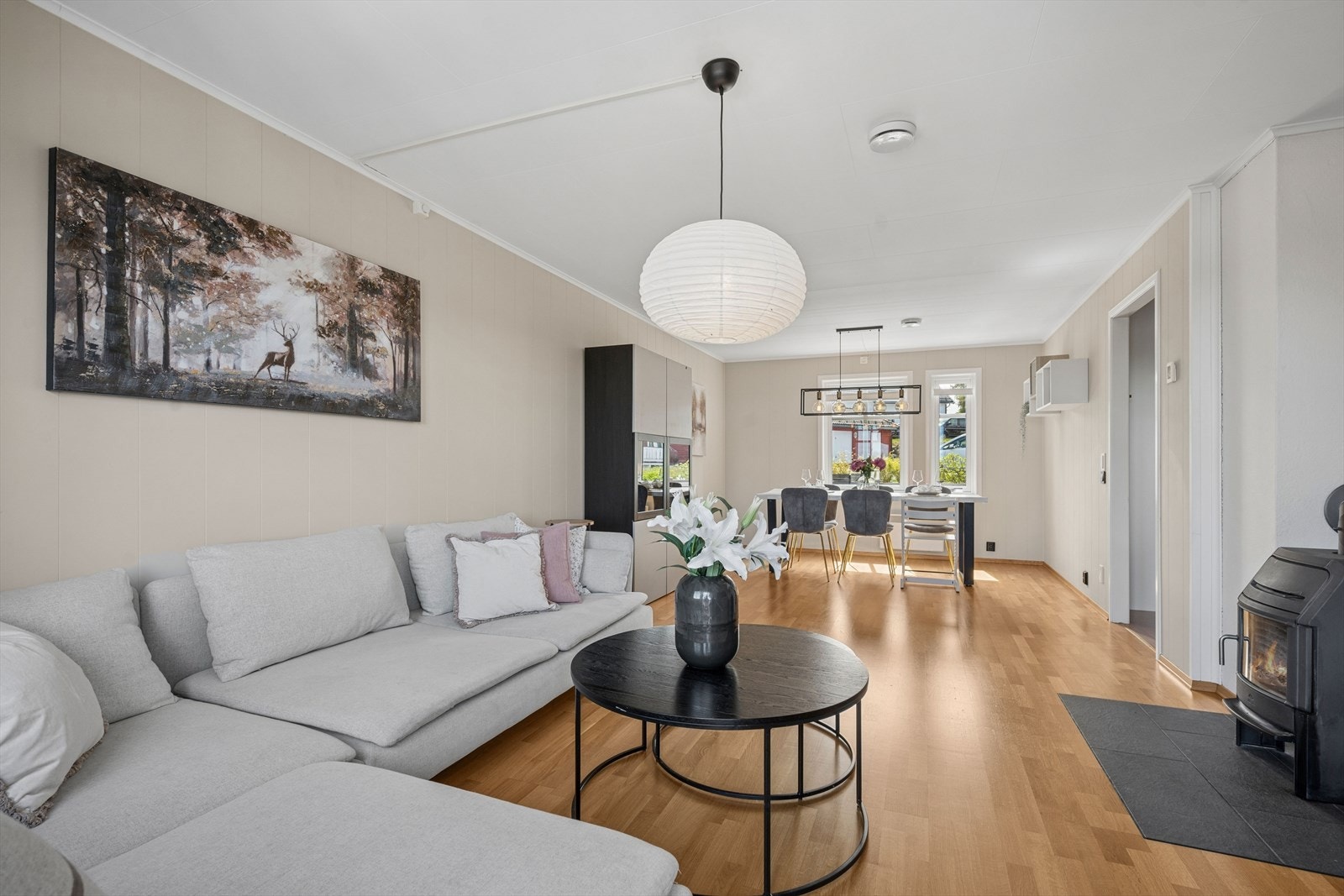 Det er peis i stuen som sørger for mye varme på kalde kvelder. Galleribilde