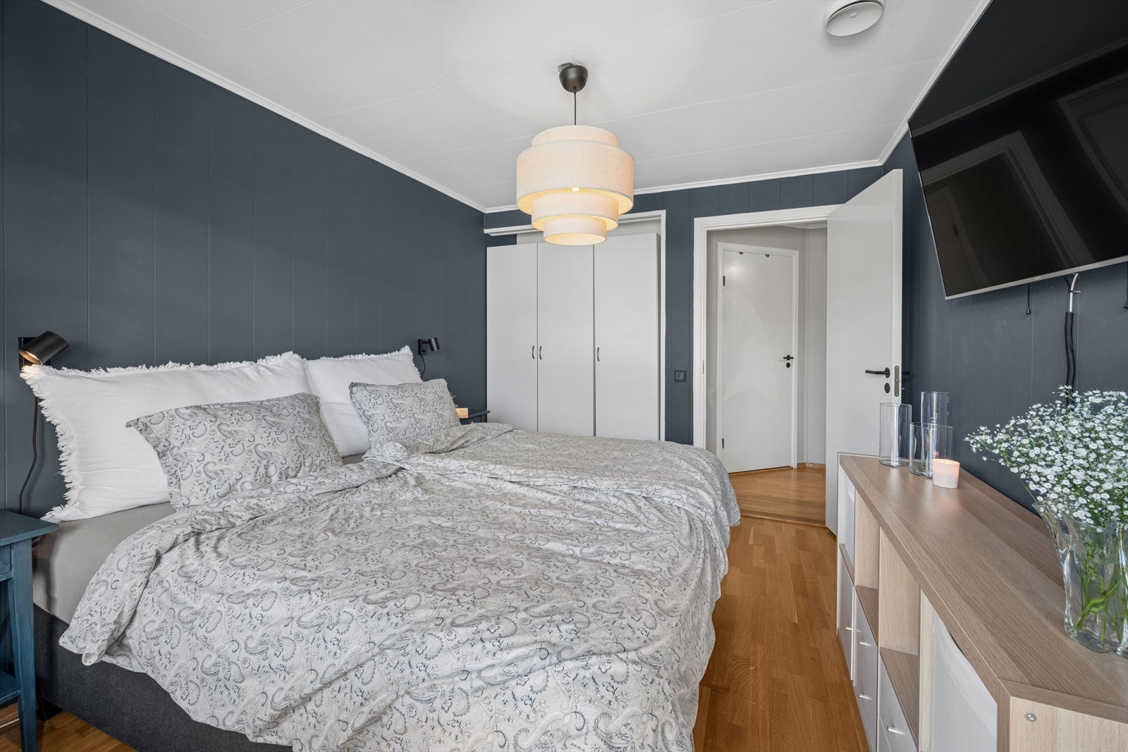 Det er god plass til dobbeltseng og tilhørende møblement. Galleribilde