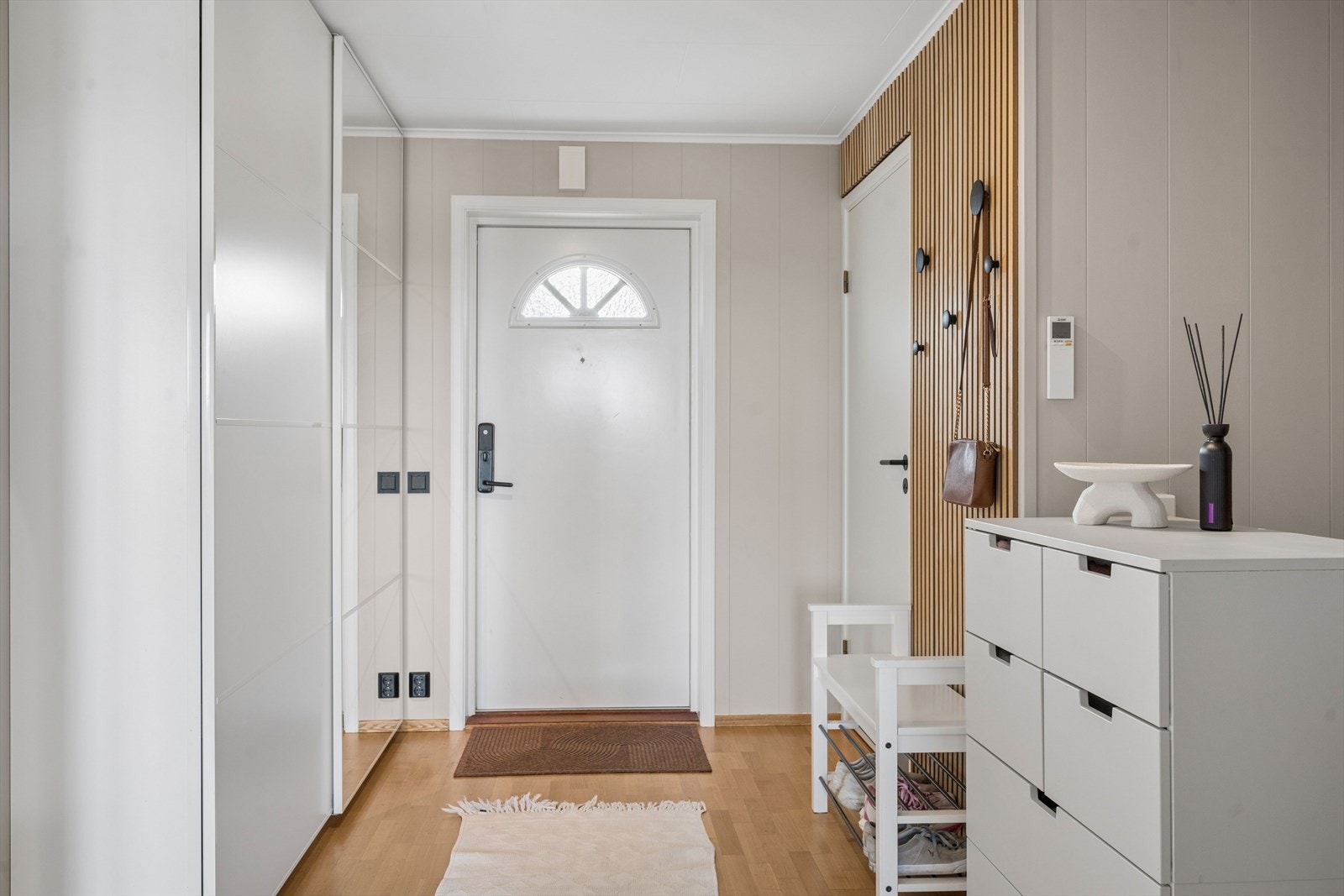 Det er god plass til oppbevaring av yttertøy i skyvedørsgarderoben. Galleribilde