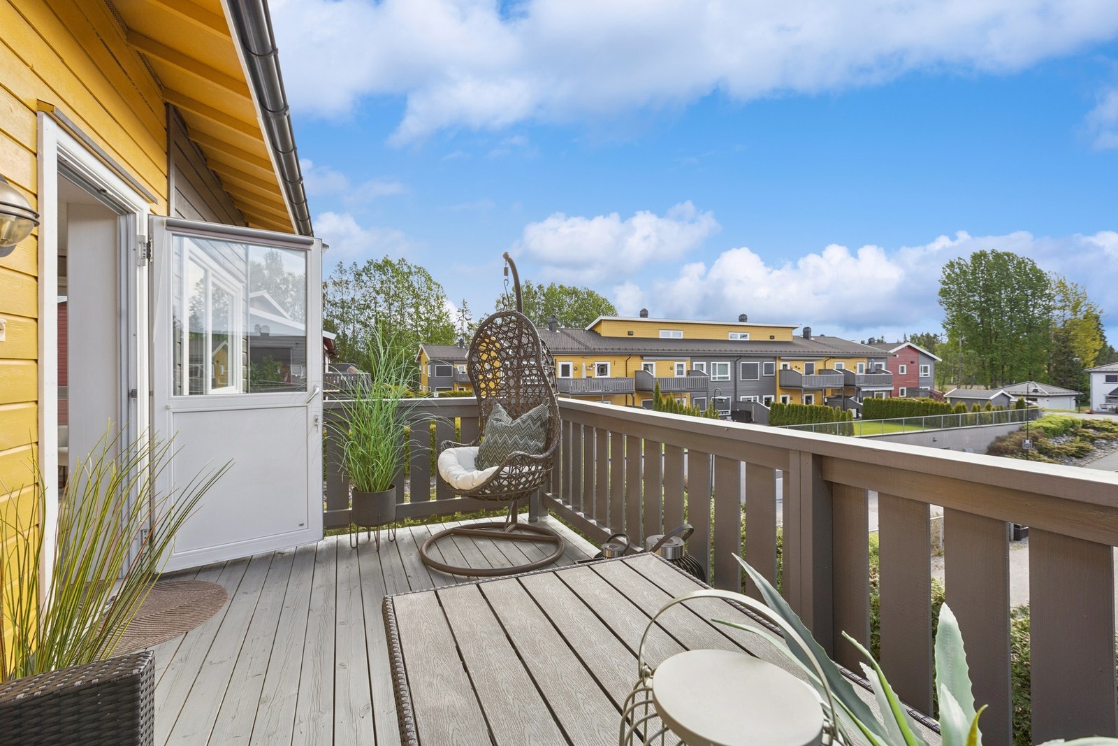 Dette er en lys, moderne og arealeffektiv 4-roms selveierleilighet beliggende i 2. etasje, med en meget god planløsning og fine sosiale soner. Galleribilde