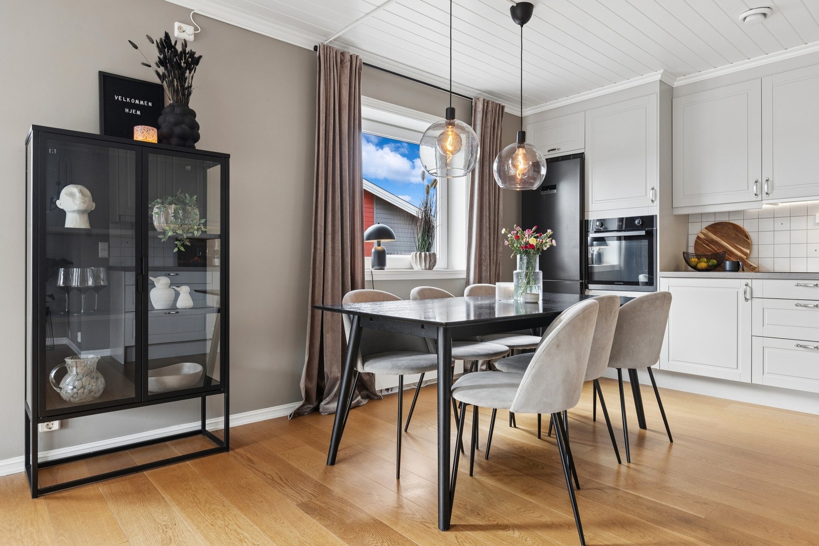 Boligen har BRA-i på 101 kvm og fremstår som både innbydende og funksjonell, med sentral og samtidig rolig beliggenhet på Jessheim. Galleribilde