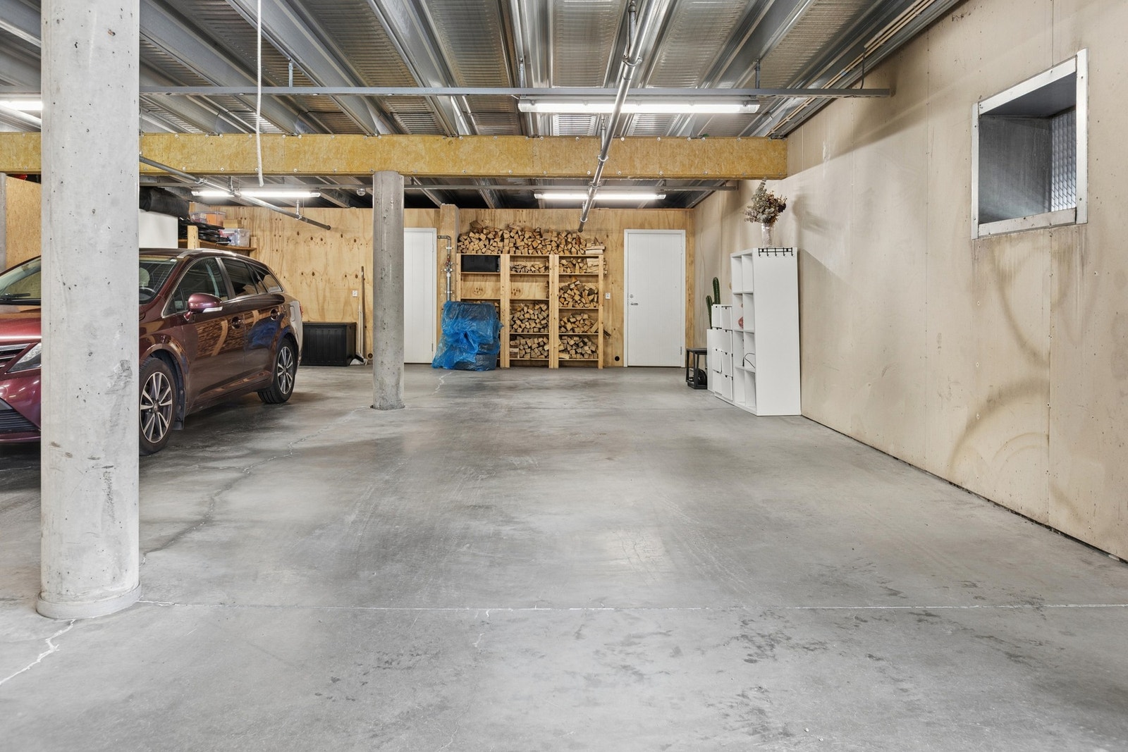 I tillegg disponerer boligen garasjeplass med plass til 2 biler i felles garasjeanlegg Galleribilde