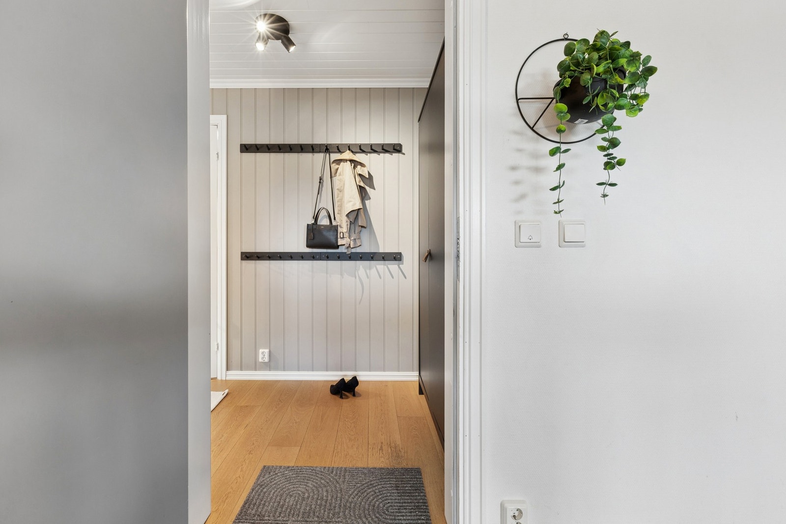 Leiligheten har en lys og innbydende entré med god plass til oppbevaring av yttertøy og sko. Galleribilde