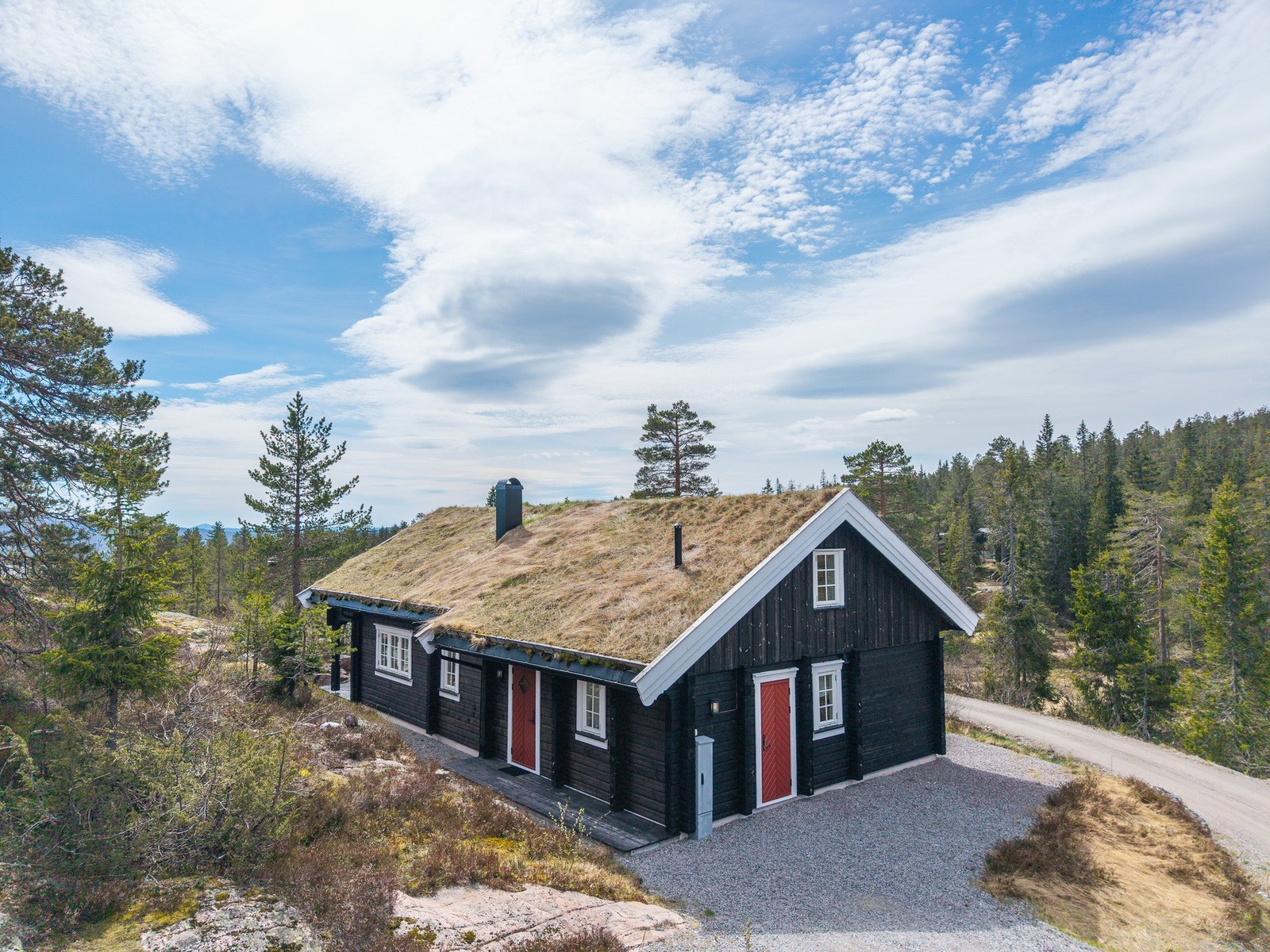 Her har man plass til å parkere to biler på egen tomt Galleribilde
