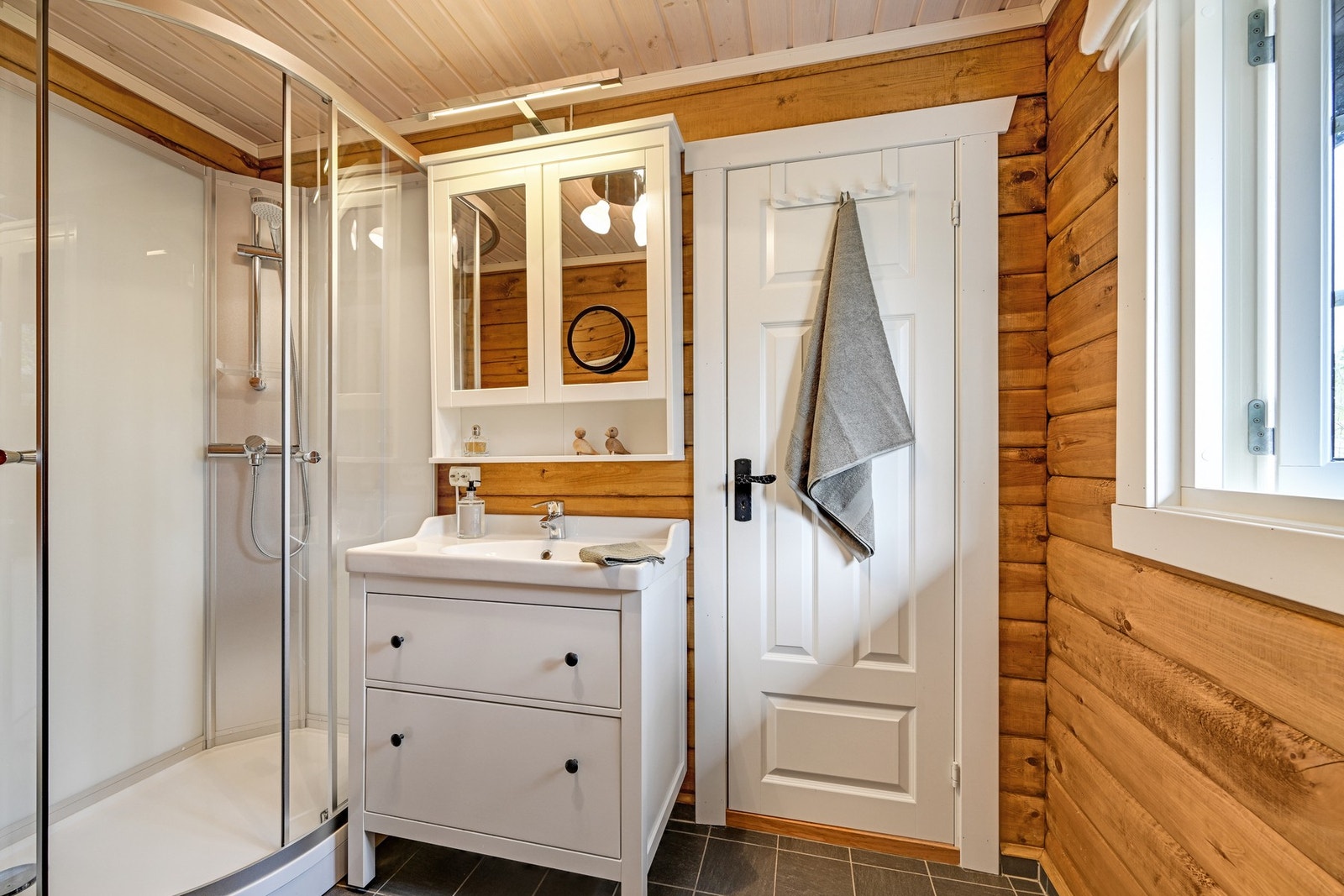 Fra badet er det inngang til et eget vaskerom Galleribilde
