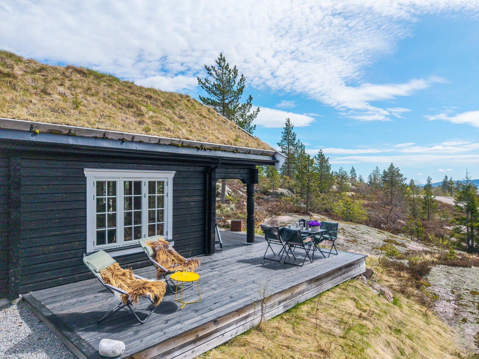 Selveier tomt med mange fine uteplasser Galleribilde