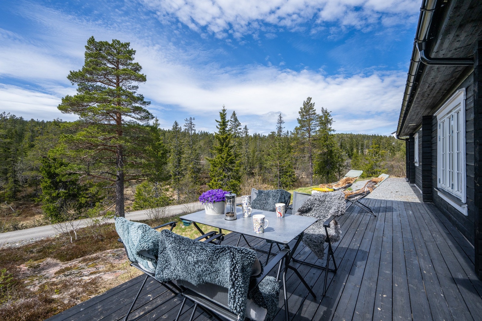 Hytta er bygd på en naturtomt som gjør den meget sjarmerende Galleribilde