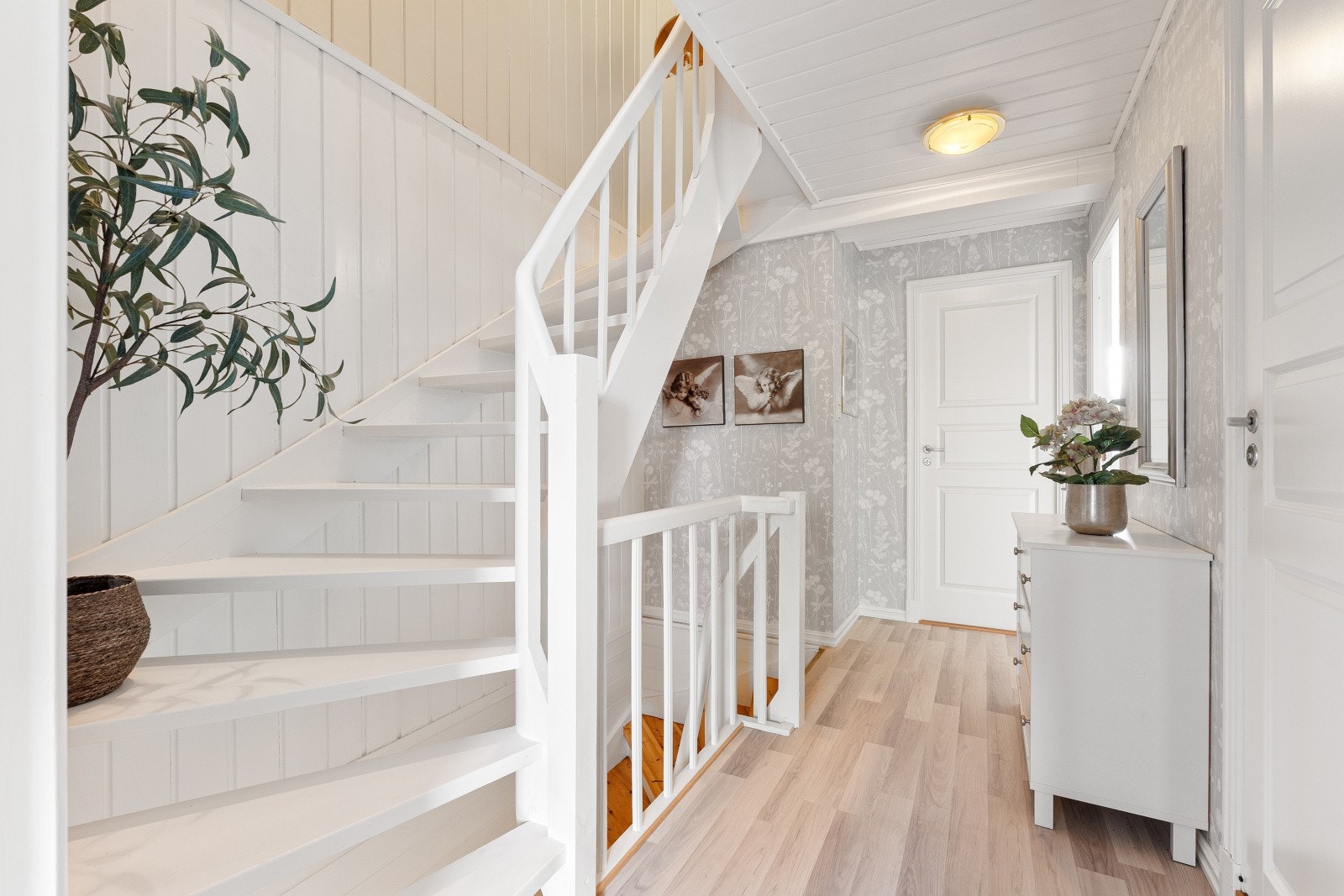 Boligen har også et innredet loft med lagringsplass og soverom/lofstue ( Ikke omsøkt og godkjent). Galleribilde