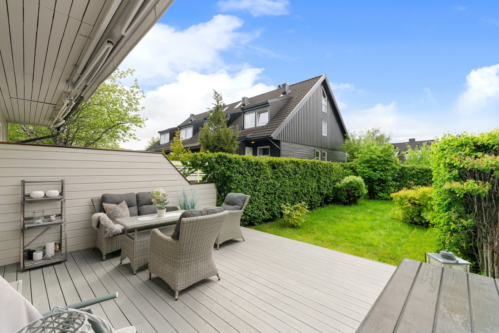 Fra stuen har du utgang til en sørvendt terrasse med glimrende solforhold. Galleribilde