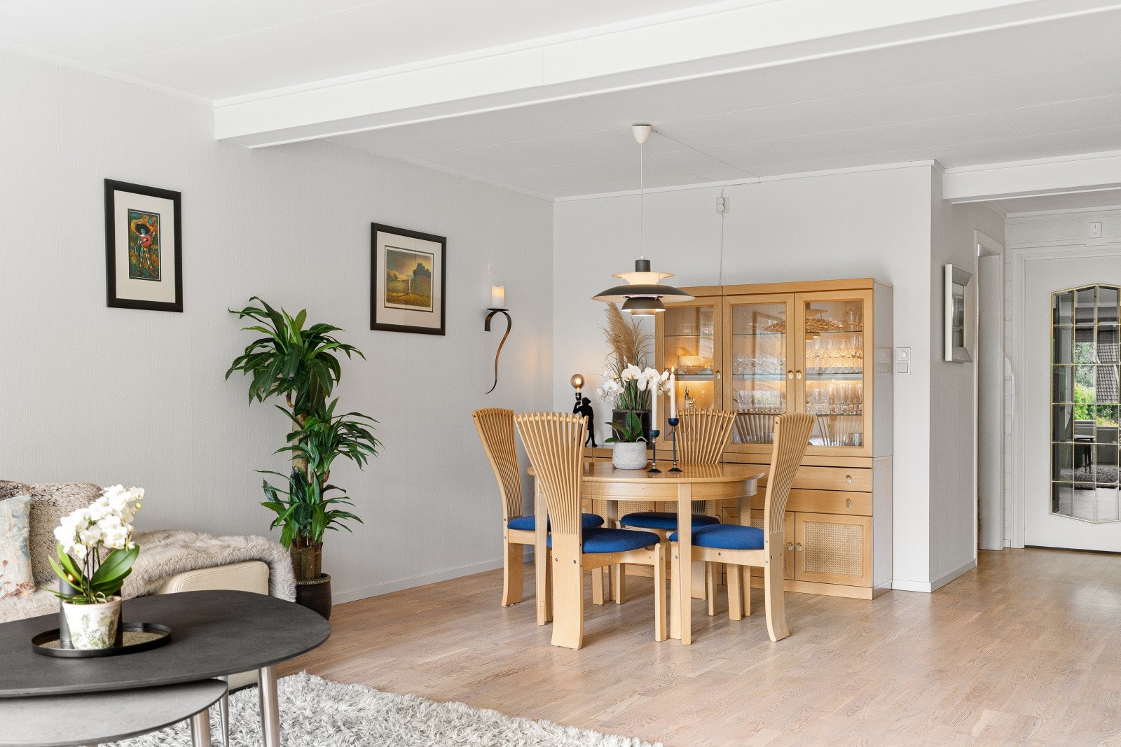 Det er også godt med plass til spisebord mellom stue og kjøkken. Galleribilde
