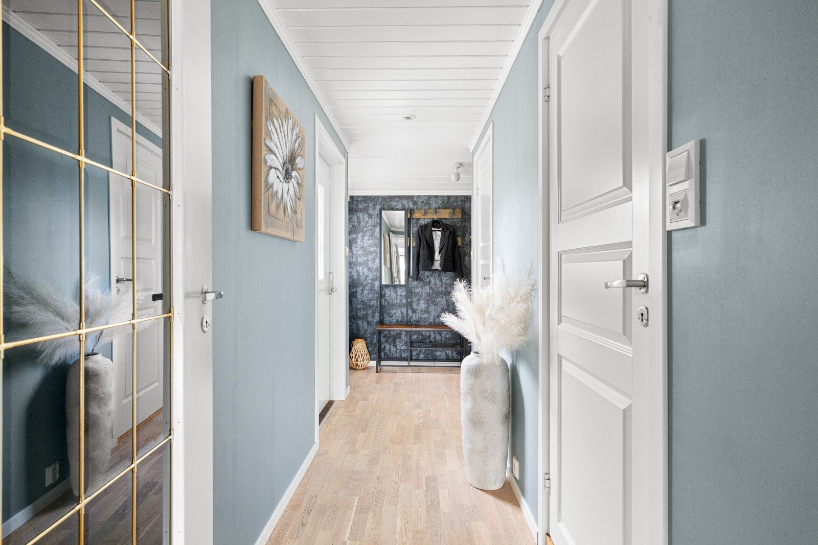 I entreen i 1.etasje er det parkett på gulv, malte slette veggflater samt. malt panel og downlights belysning i himling. Galleribilde