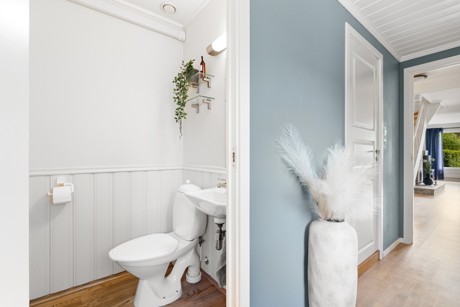 Praktisk separat WC ved inngangspartiet. Galleribilde
