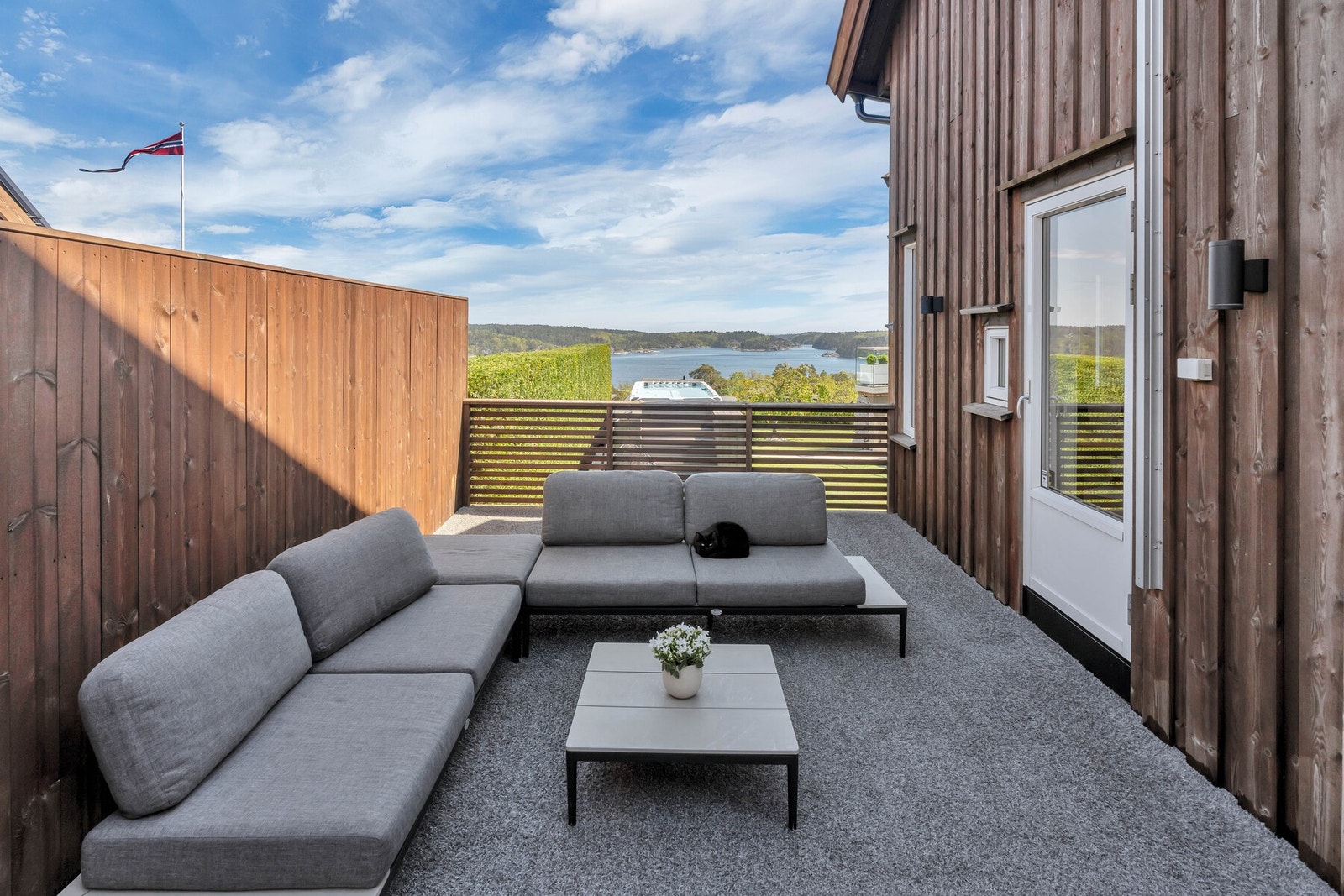 Fra stua til leiligheten er det utgang til en lekker terrasse hvor det også er en flott utsikt. Galleribilde