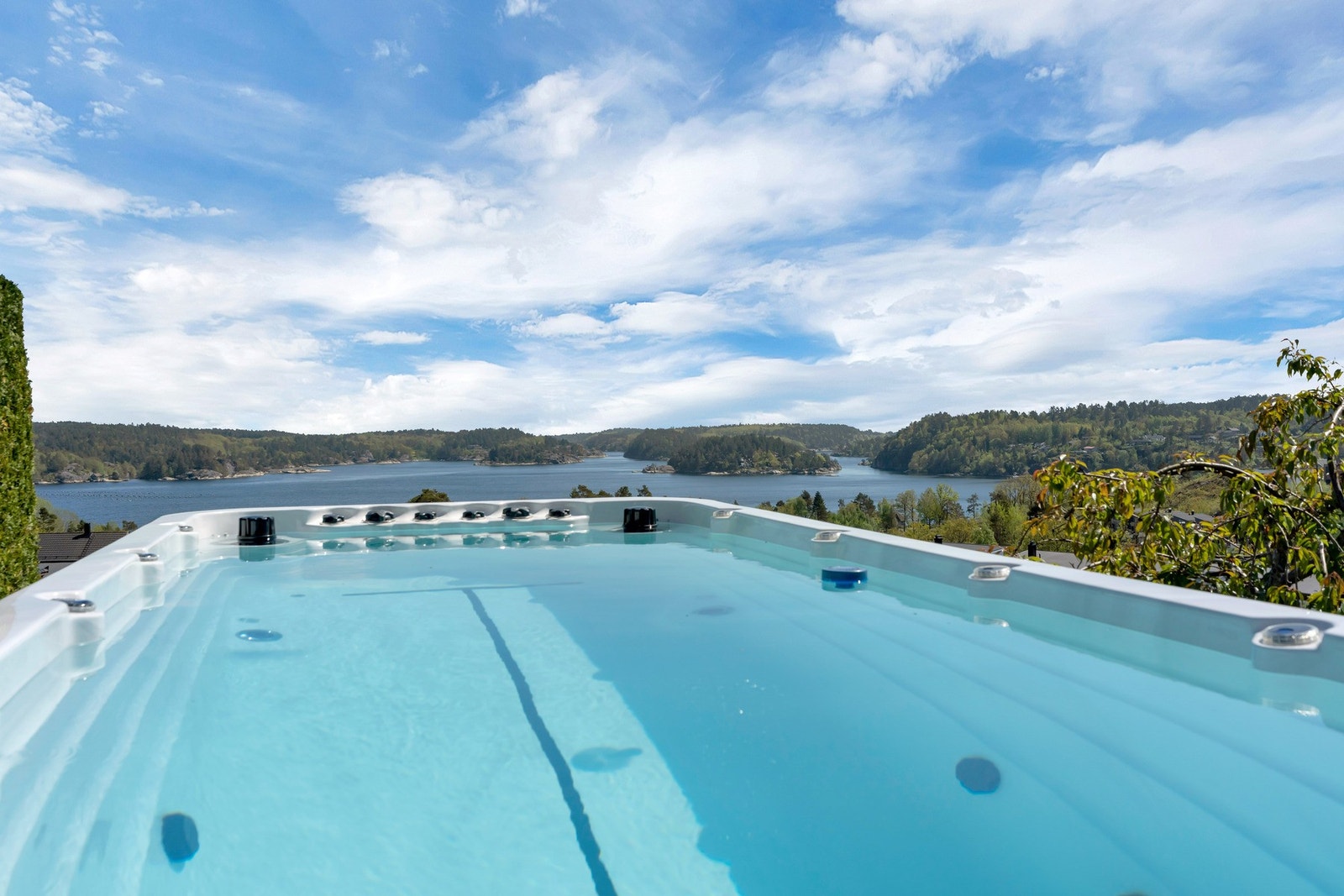 Boligen har et Swimspa/motstrømsbasseng. Galleribilde