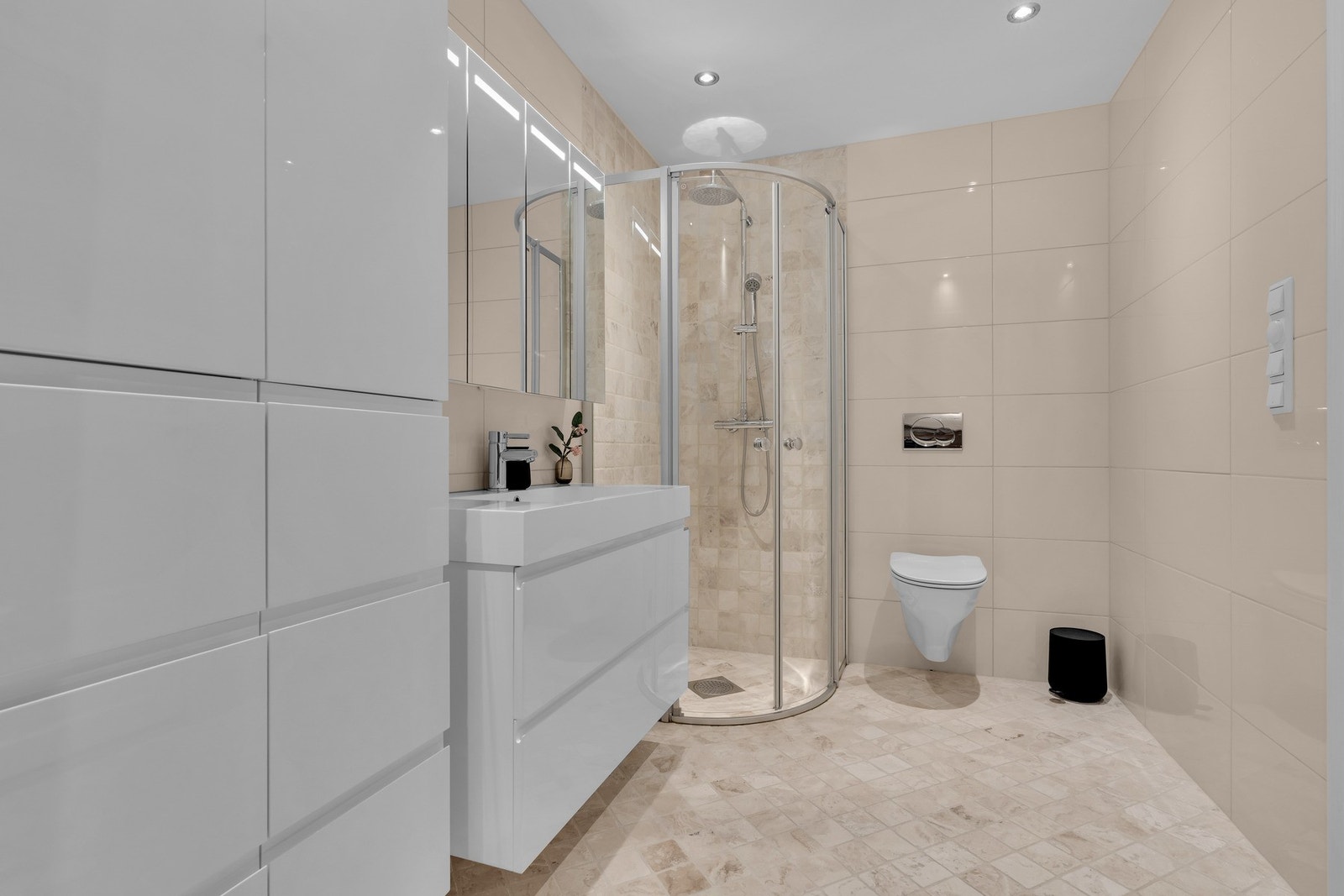 Badet er pent innredet med dusjhjørne og masse skapplass. Galleribilde