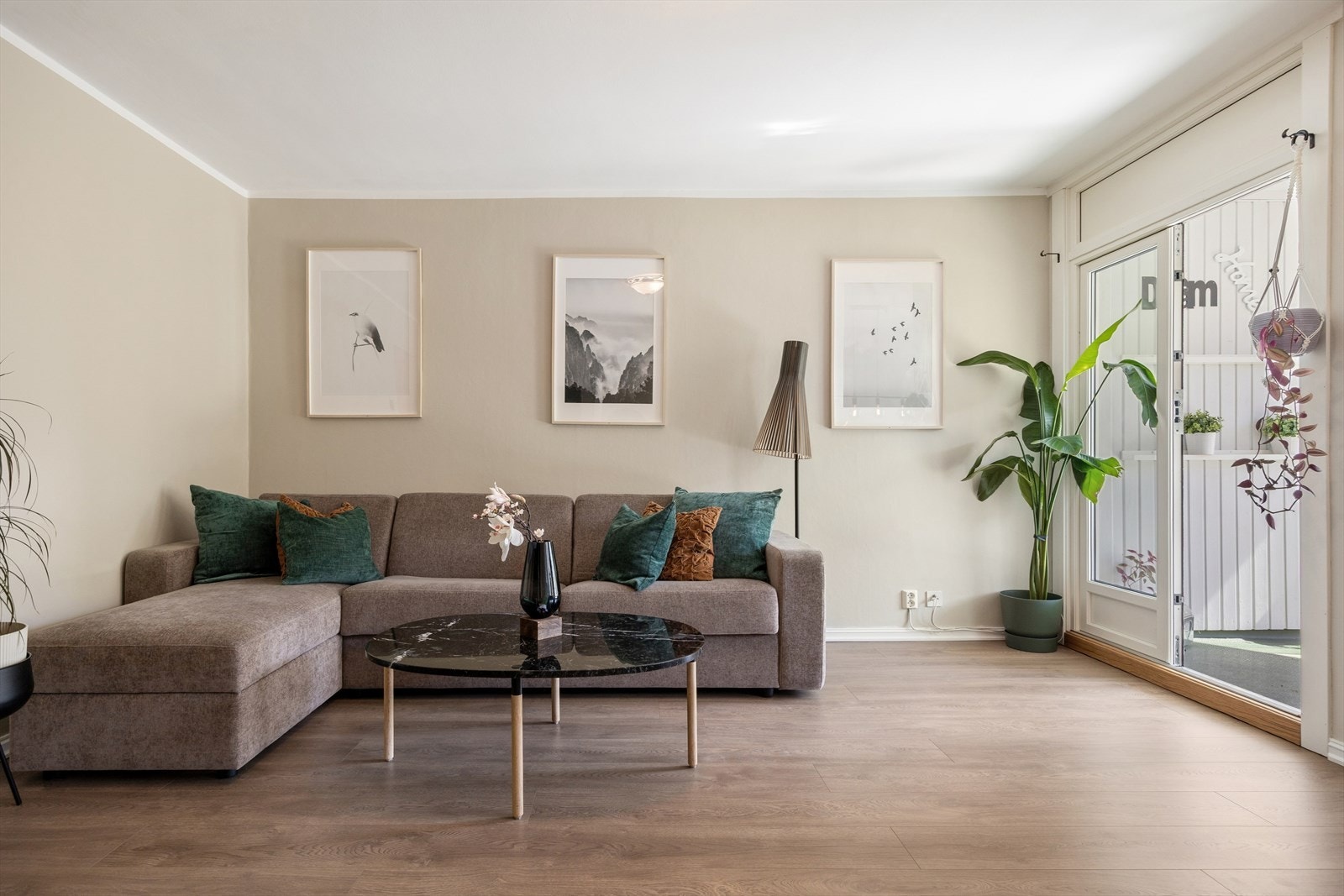 Hyggelig oppholdsrom med plass til både avslapning og sosiale sammenkomster. Galleribilde